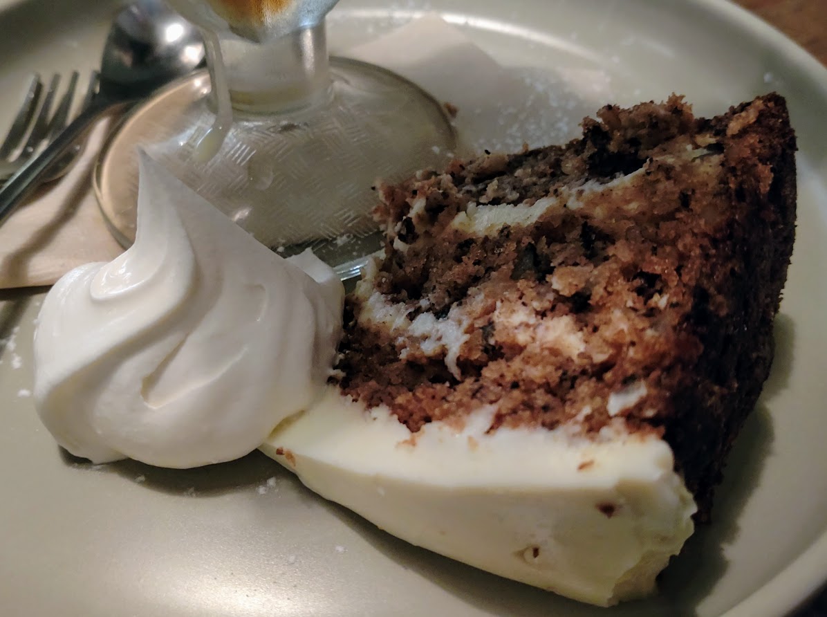 ハミングバードケーキの生クリーム添え