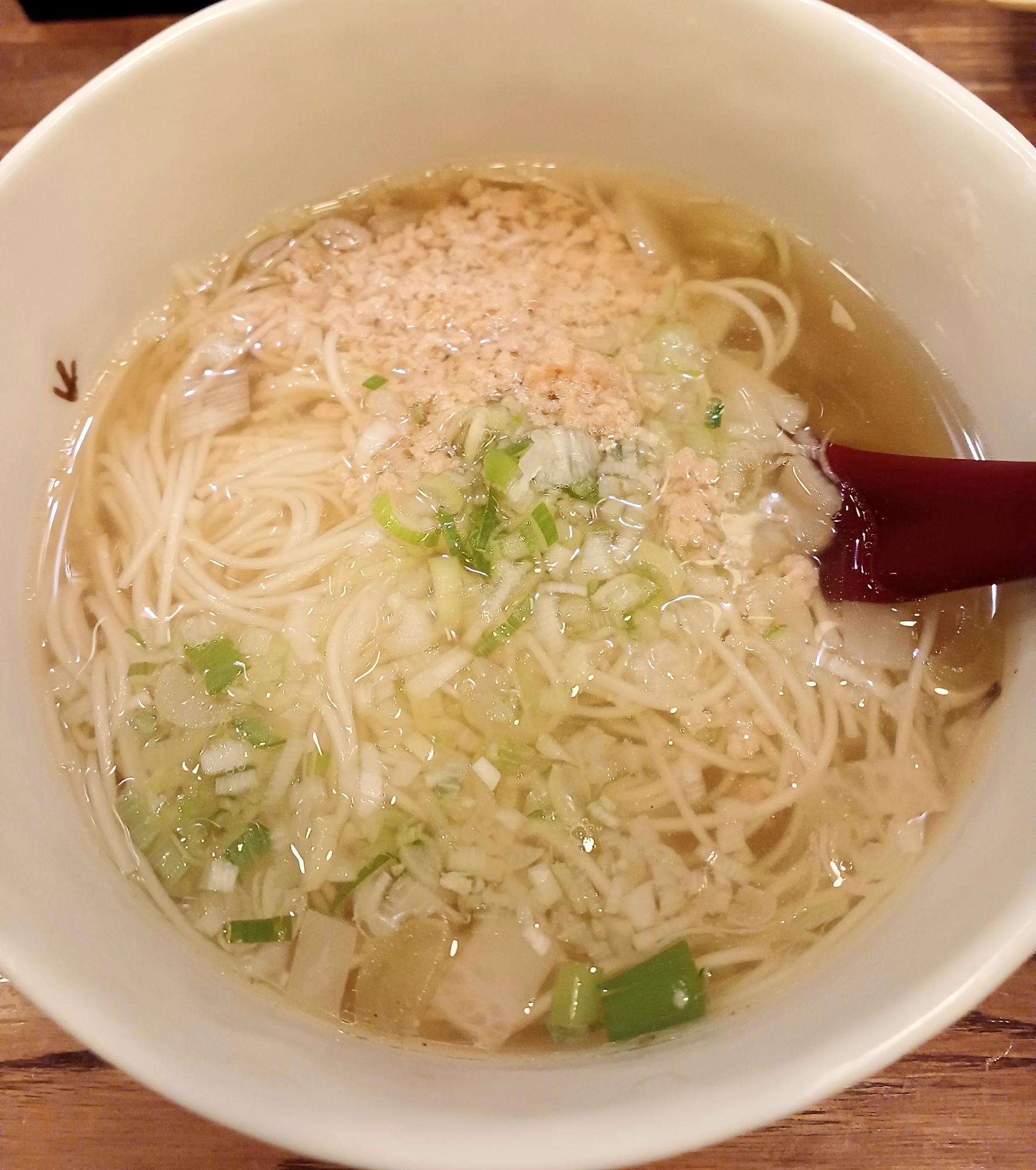 器の左内側に見える模様は、鶏の足あとのデザイン。すべて飲み干すと、さらに足取り（千鳥足？）が。