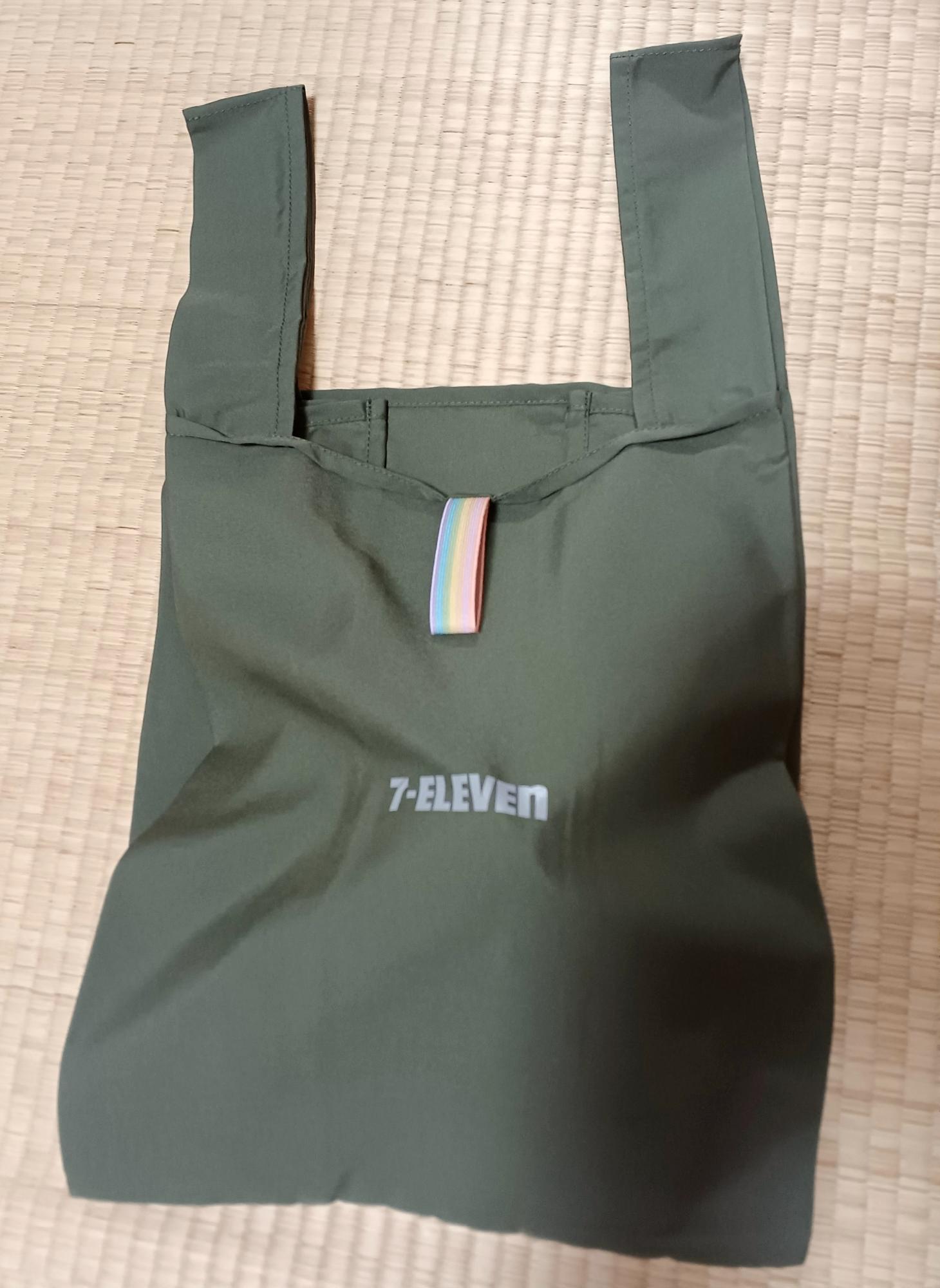 ネイビー、カーキ、ブラックの三色があるエコバッグ。写真はカーキ