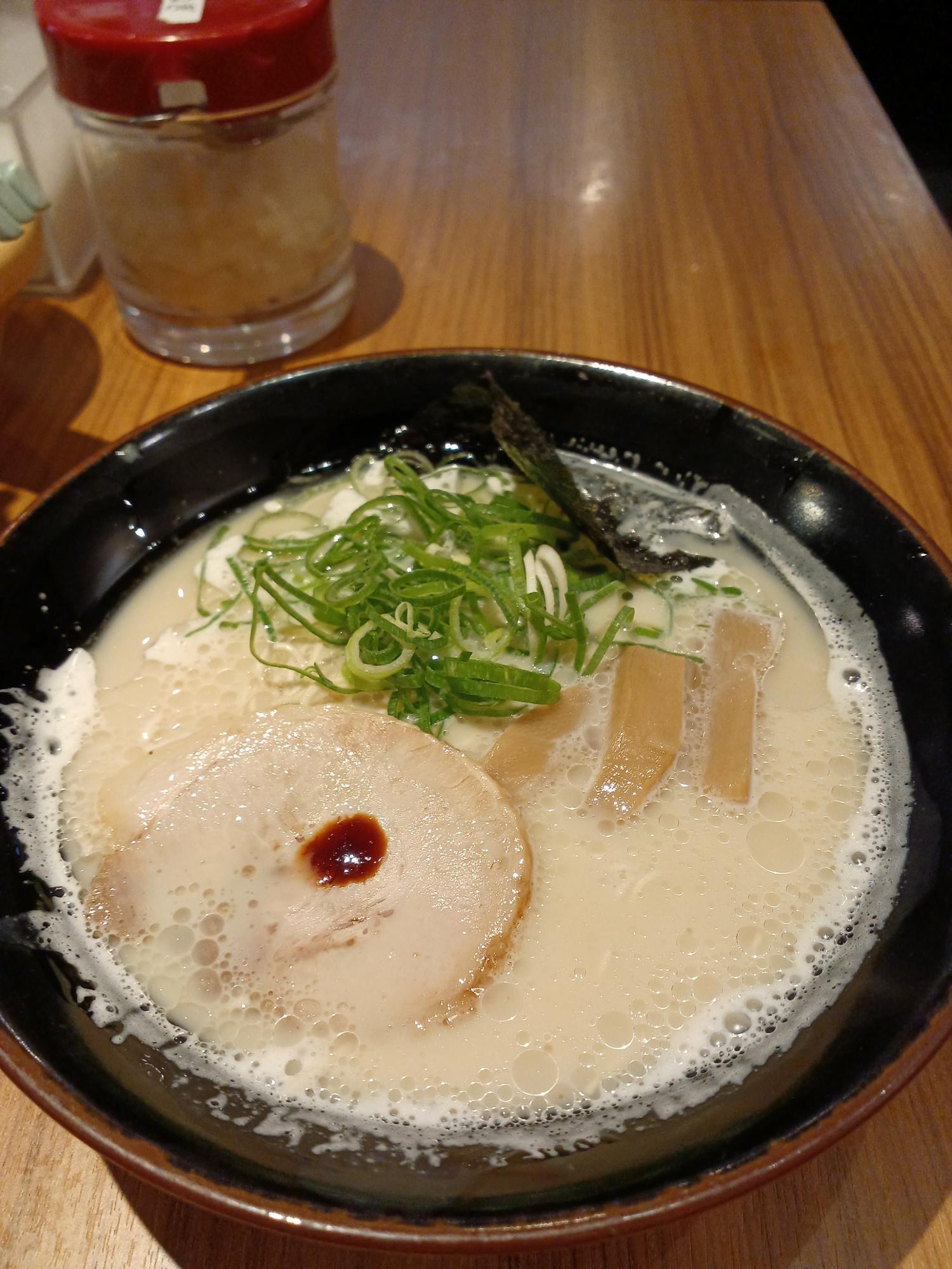 横浜家系ラーメン 横浜道 蒲田店のとんこつらぁ麺