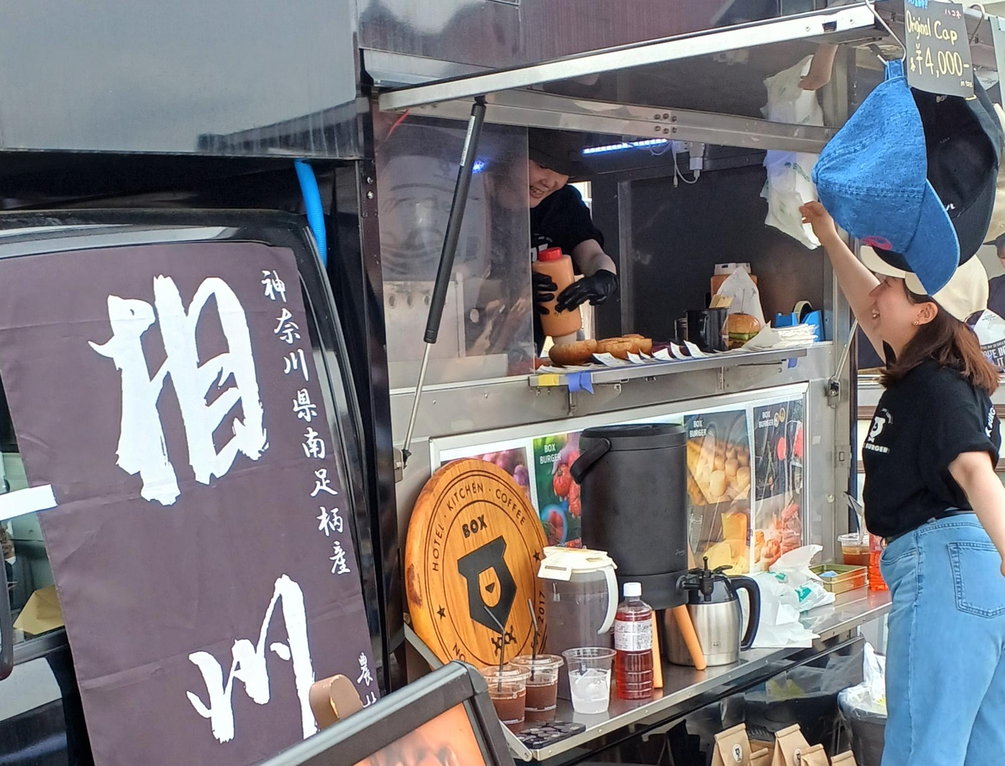 BOX BURGERの提供ブース
