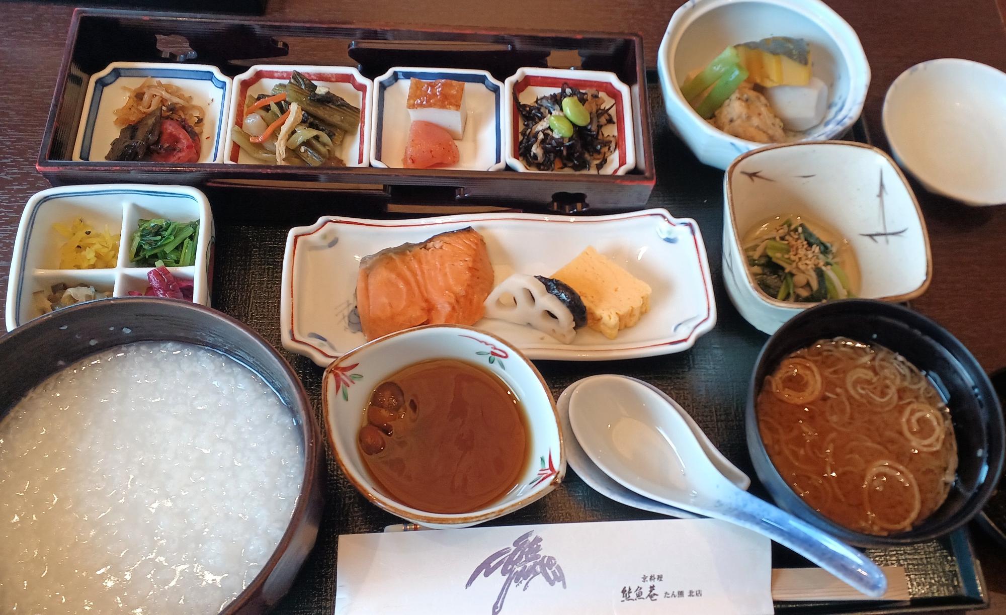 朝食の和食、主食はご飯とお粥から選択する。