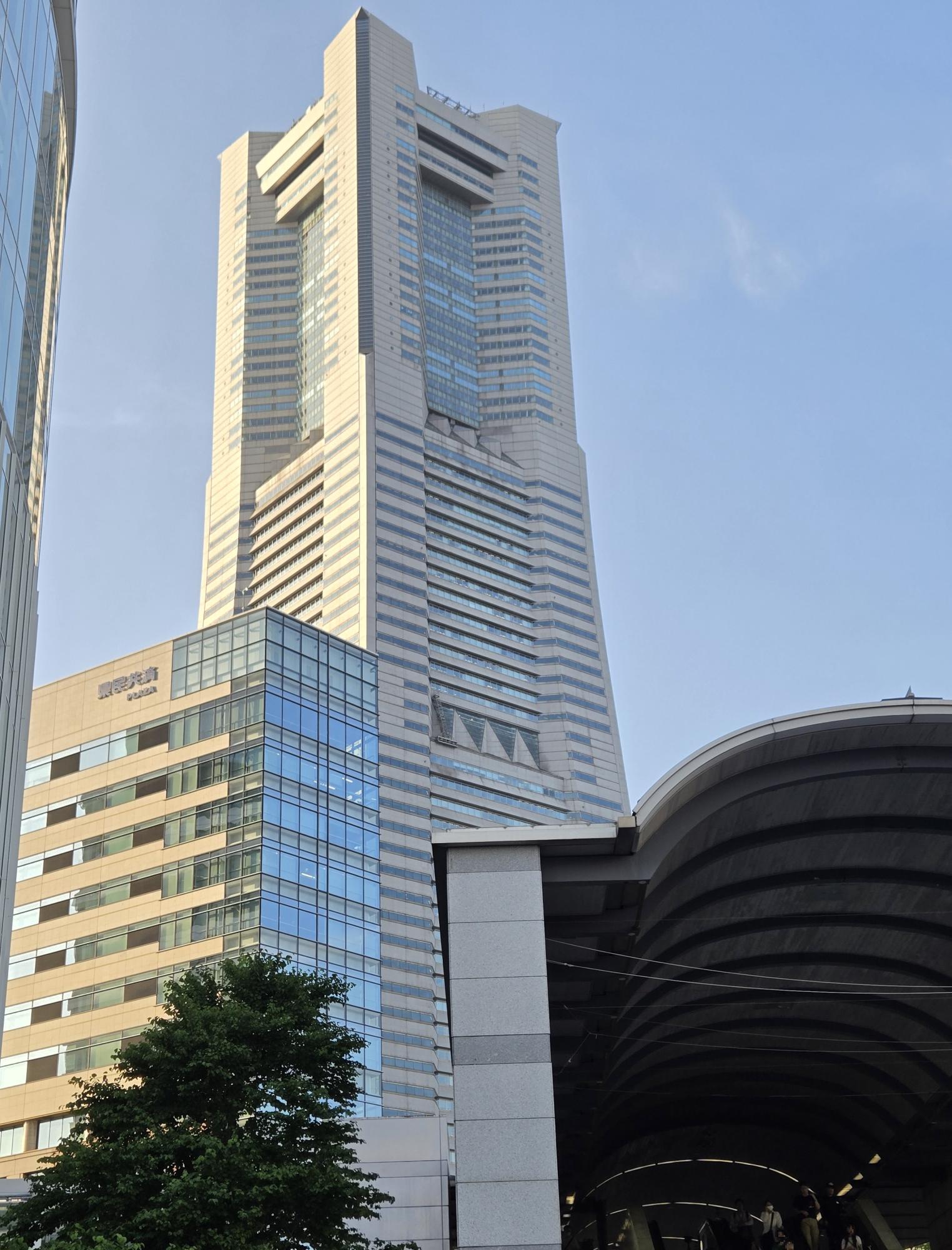 ランドマークタワーの左下に見えるビルが「県民共済プラザ」