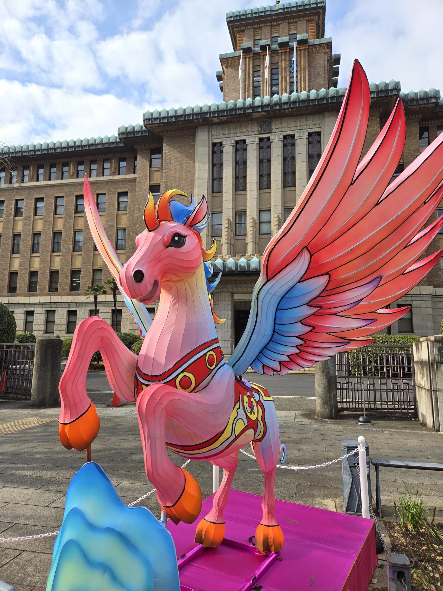 神奈川県庁前のランタンオブジェ「天馬」