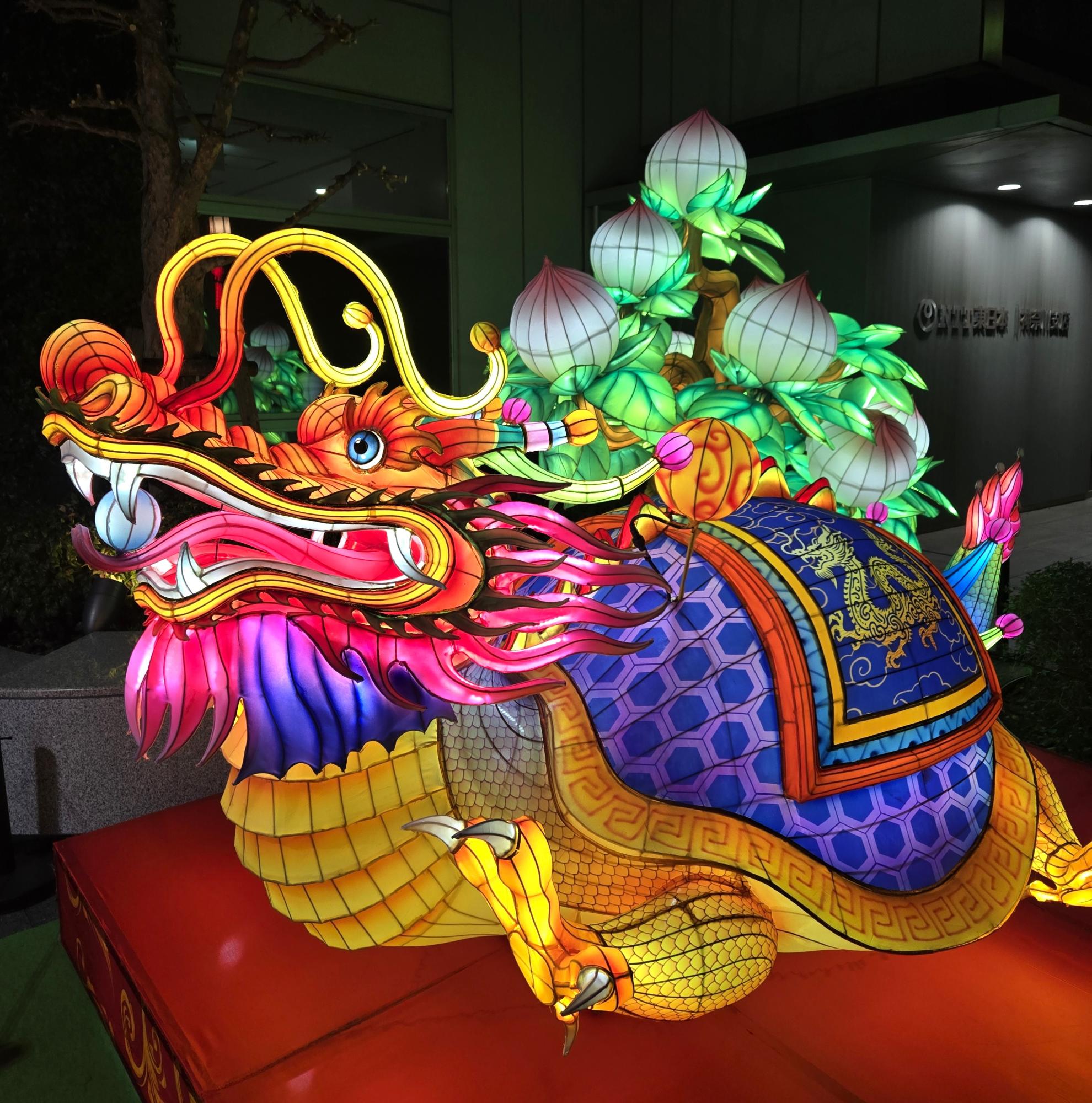 NTT東日本ビルのランタンオブジェ「龍亀と桃の木」