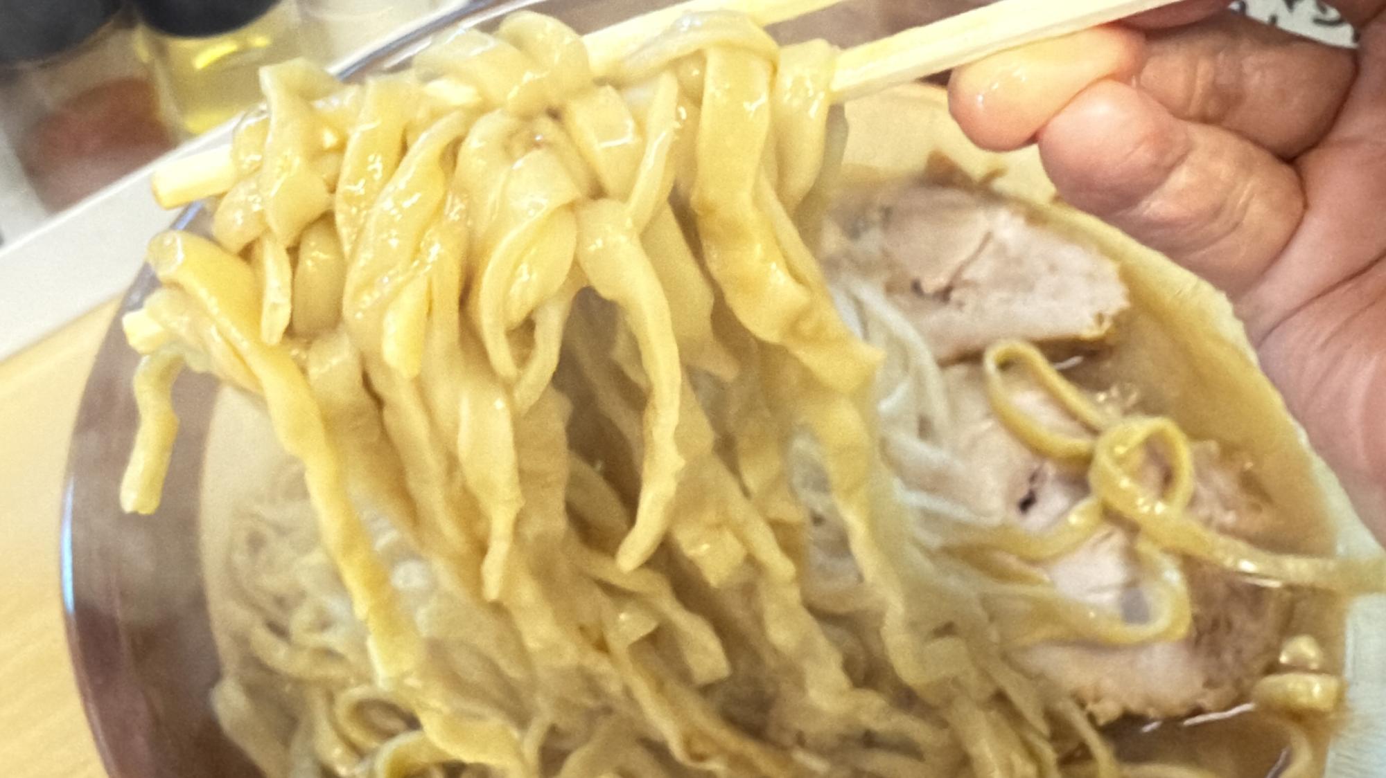 顎で喰らえ春日部店麺マシマシ豚マシ野菜マシニンニク少なめアブラ増しすり鉢ラーメン顎で食らうワシワシ麺