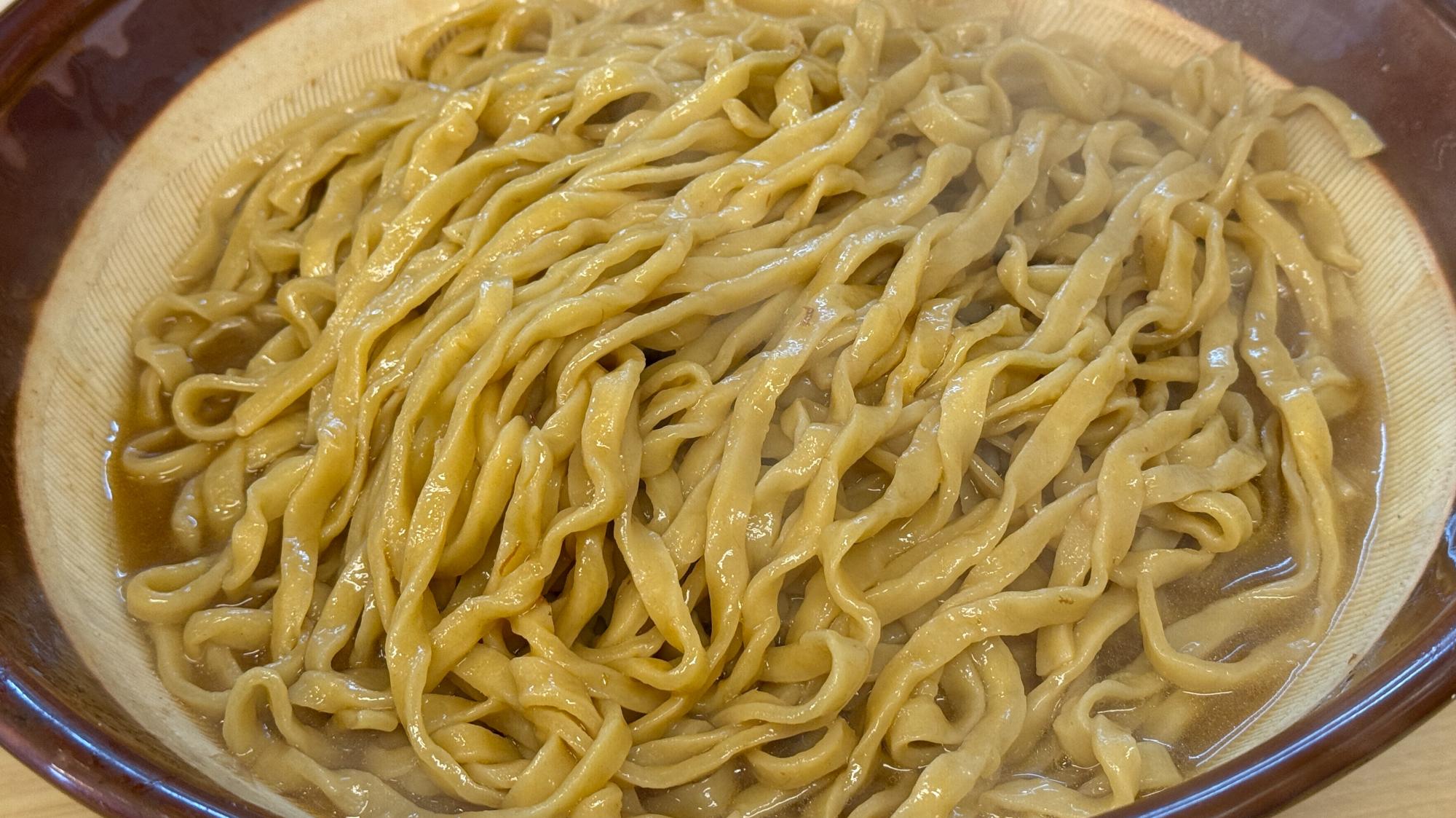 顎で喰らえ春日部店麺マシマシ豚マシ野菜マシニンニク少なめアブラ増しすり鉢ラーメン幅広ペラい麺天地返し