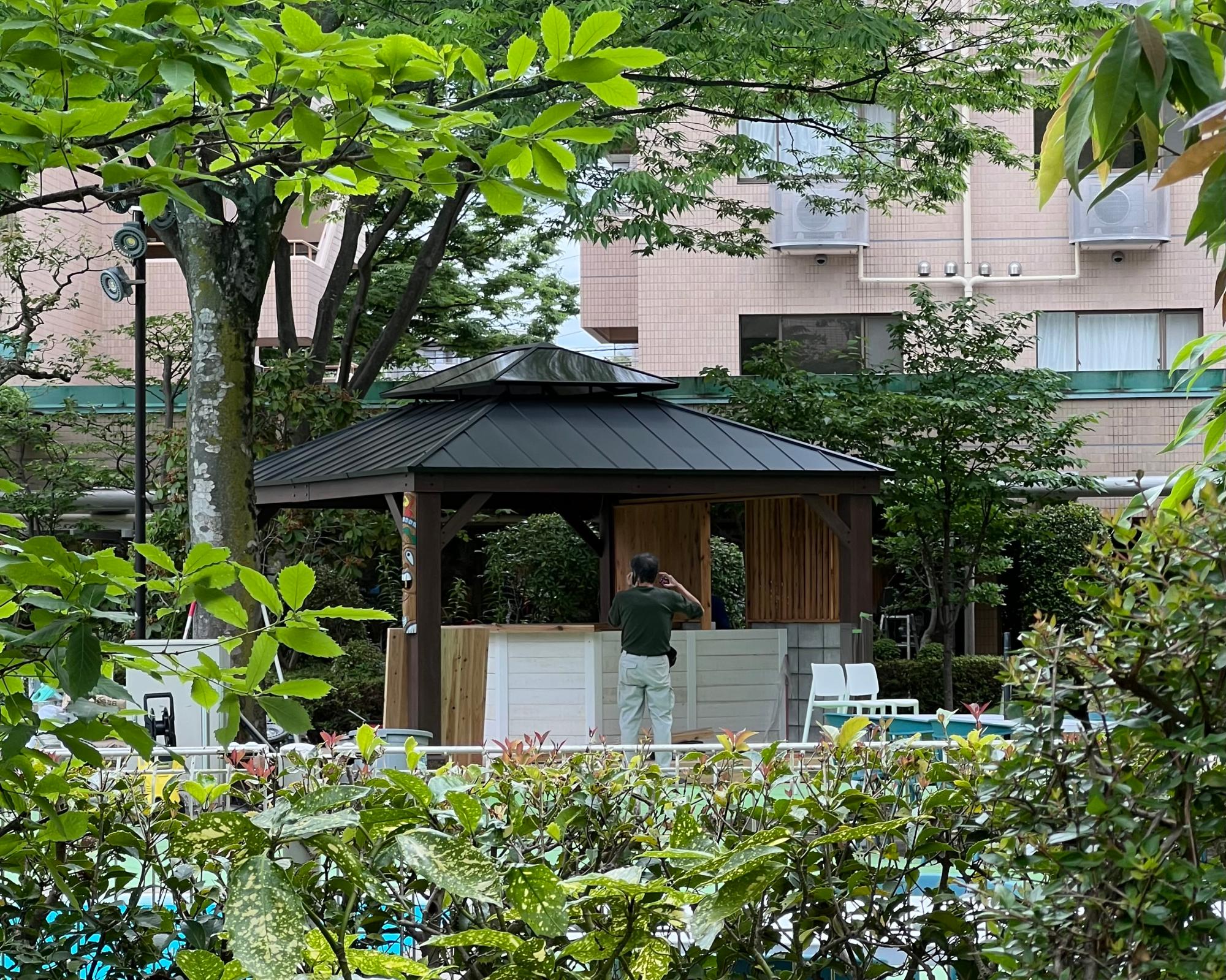 プールサイドにはバーカウンターも建設中! まるでリゾート地のホテルの雰囲気