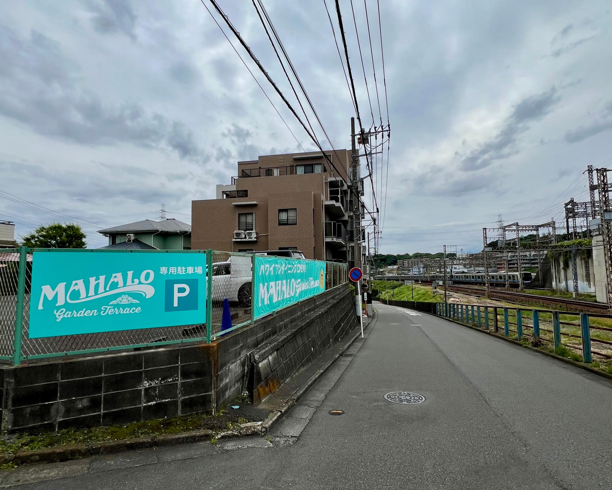 専用駐車場にもデカデカとお店の情報が