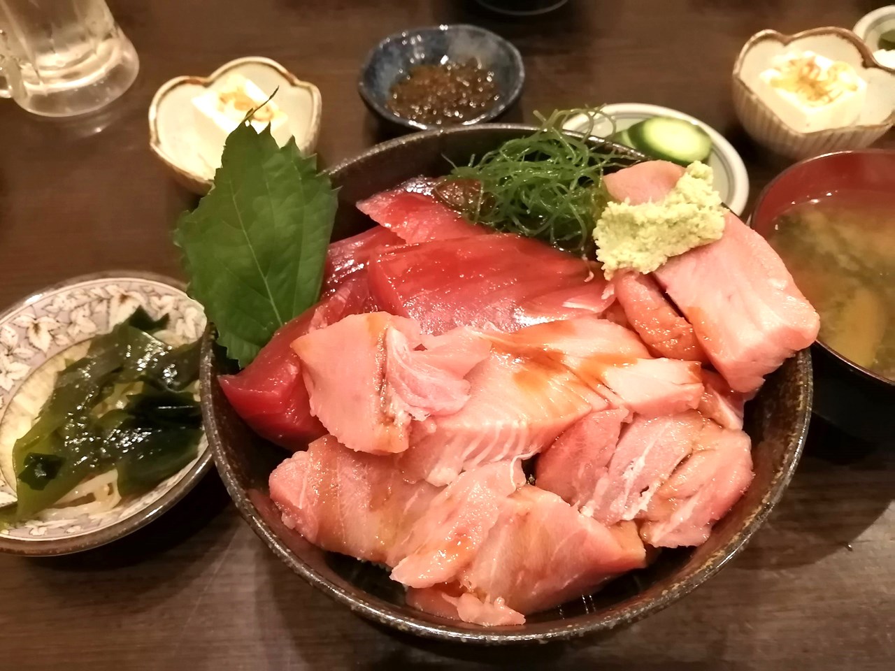 まぐろ丼(上)