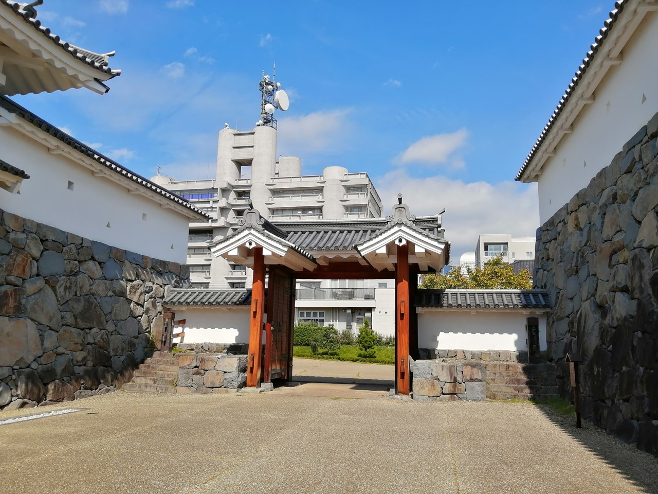 山手門を内側から撮ったところ