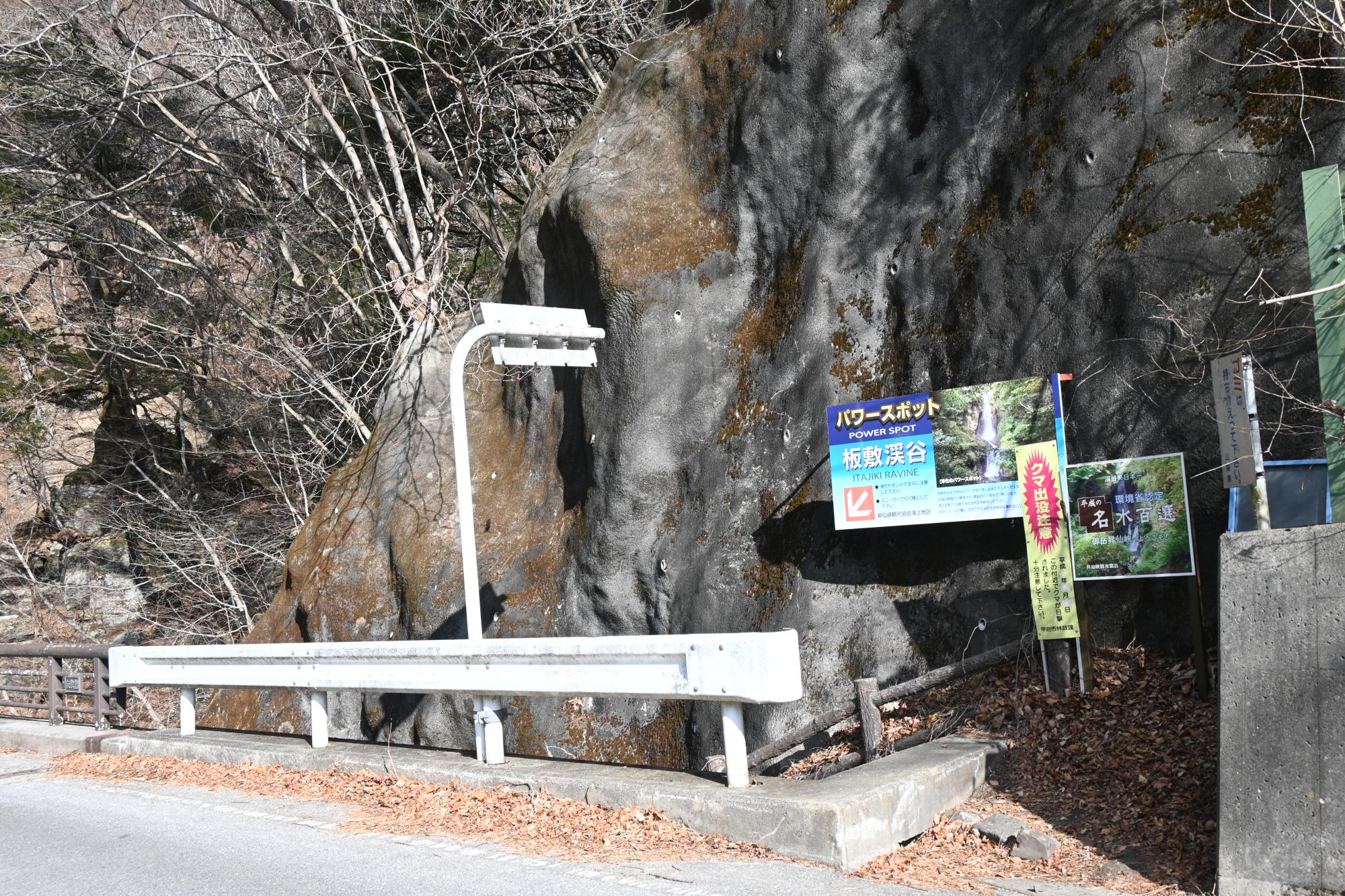 ここから、階段を下っていきます