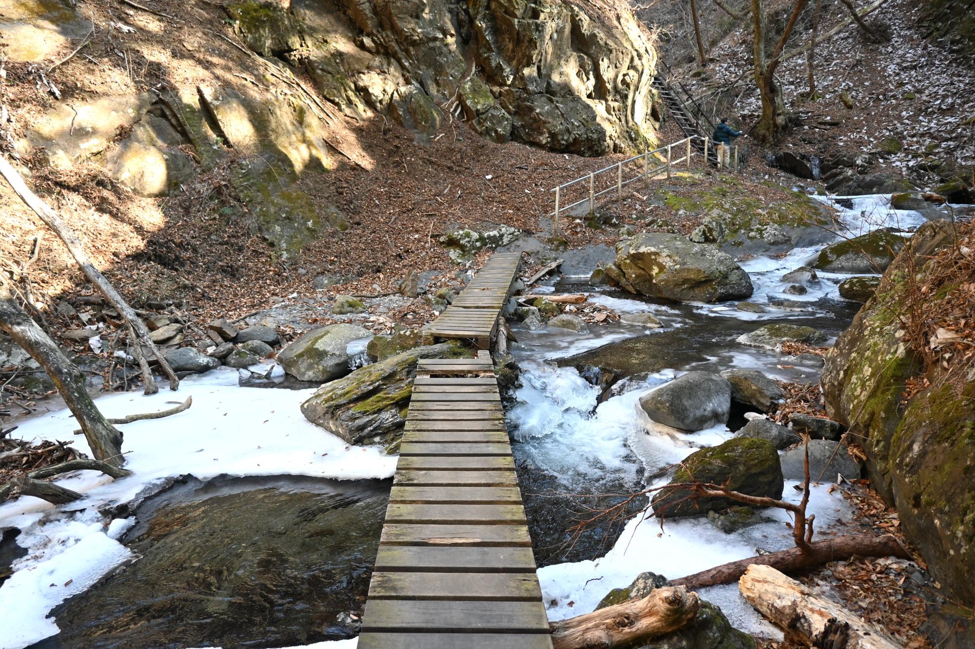 木の橋を渡ります。