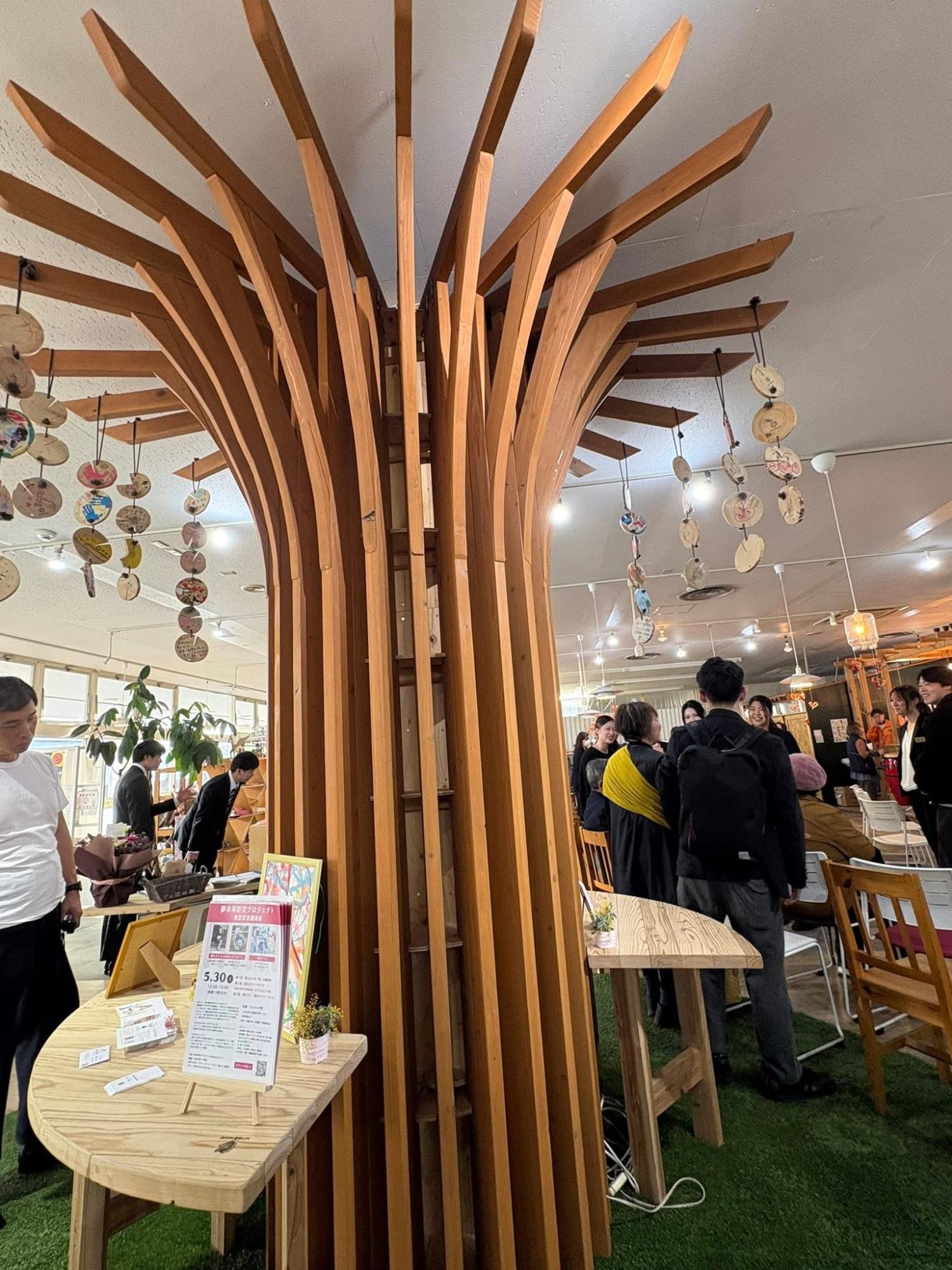 大きなシンボルツリーの下で交流が行われていました