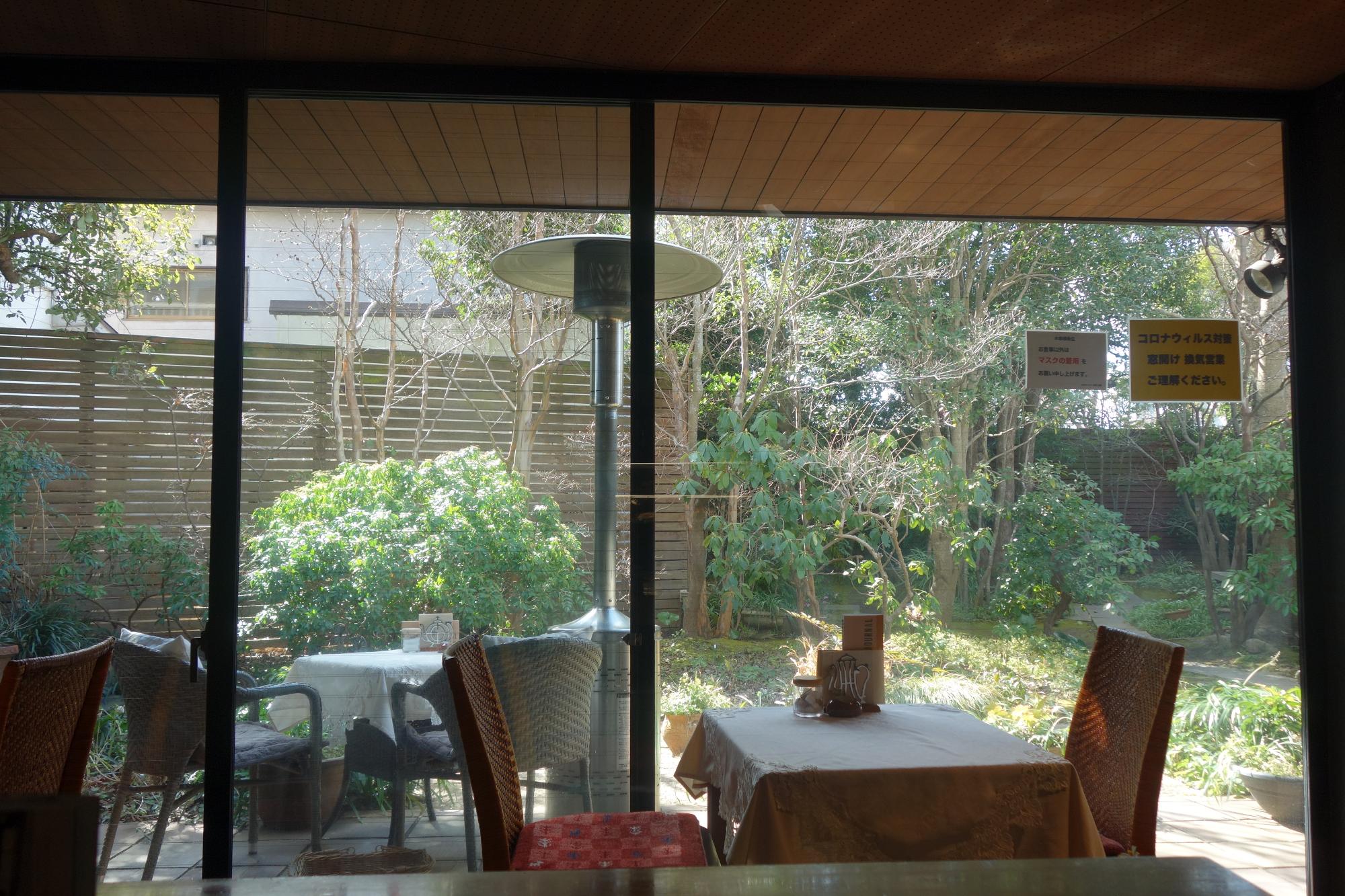 店内から見える中庭