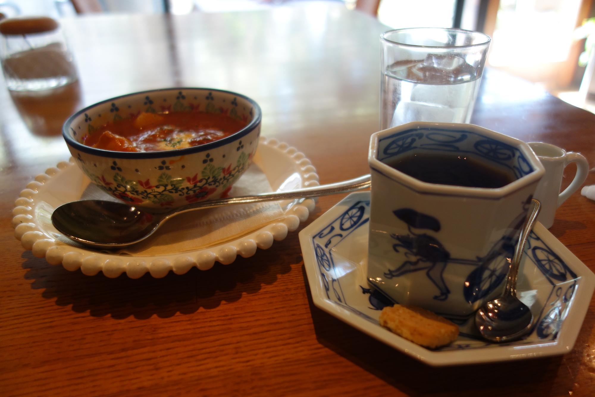 写真右「梅ブレンド」はグァテマラとエチオピアのブレンド。熟した梅のような爽やかな香りと甘さが特徴。梅を感じさせる季節限定コーヒー（こちらは商品提供いただきました）