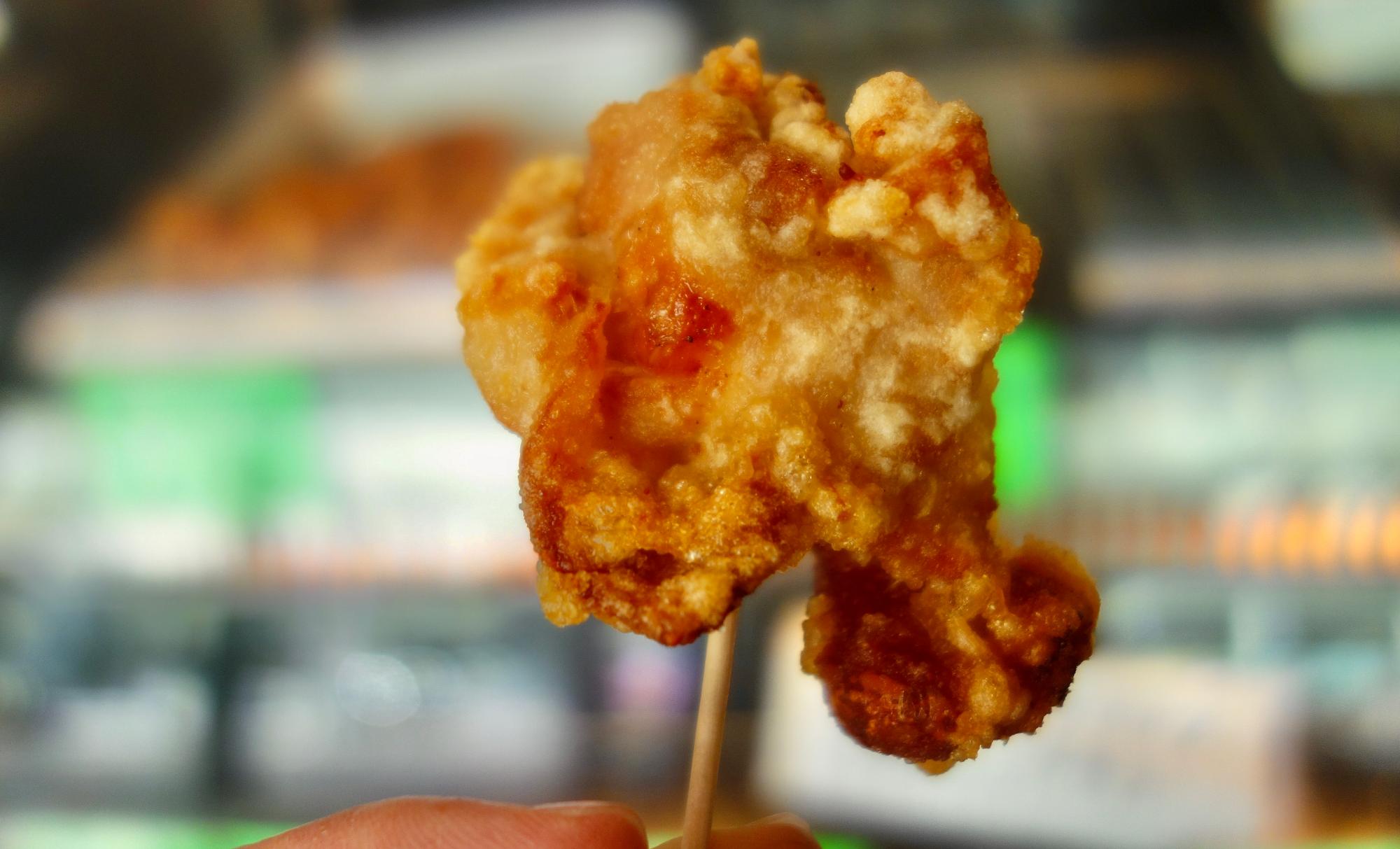 いすがあるので、揚げたてをアツアツのうちに店内でいただくこともできます