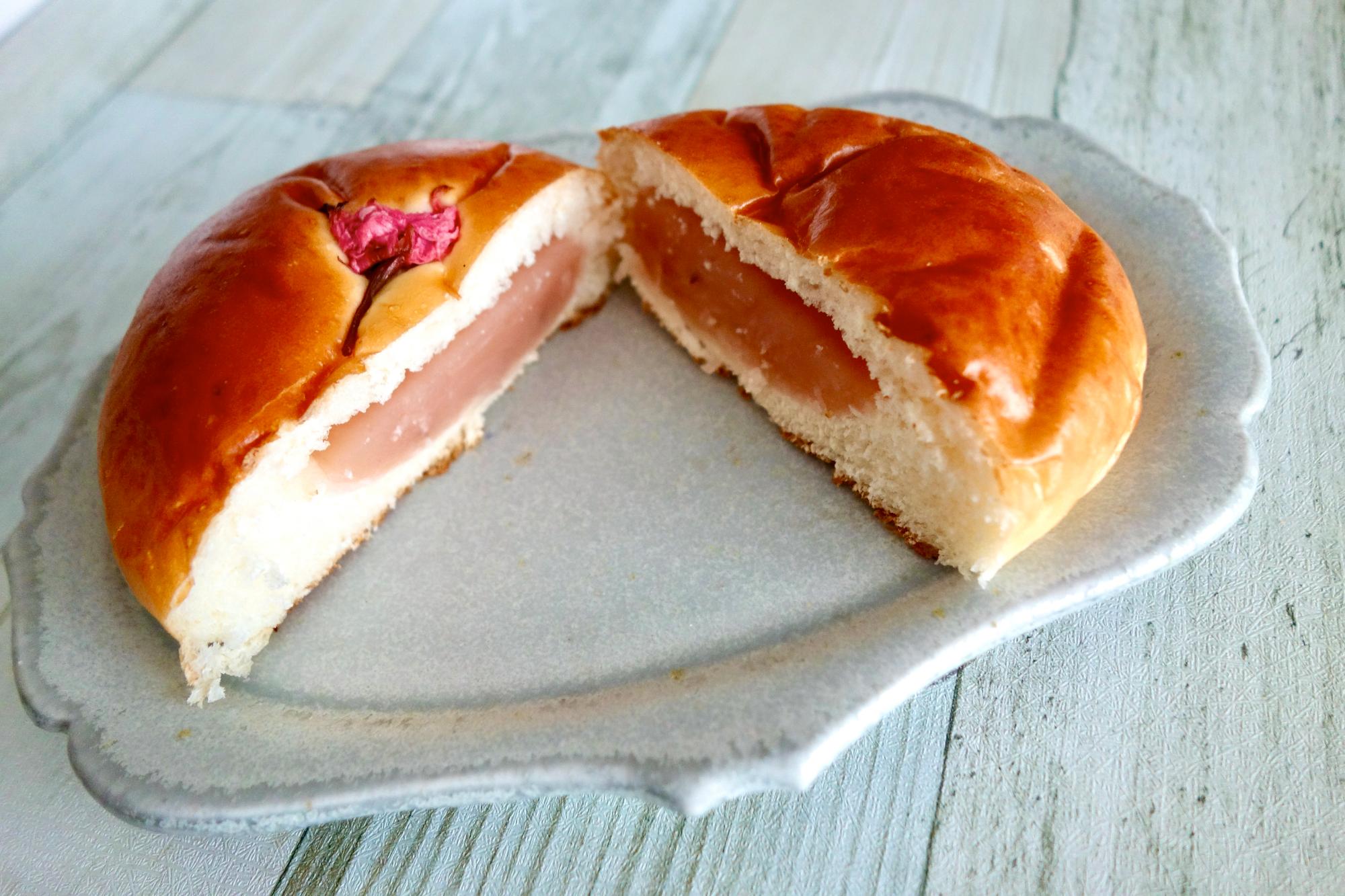 餡もさくら色でうっとり