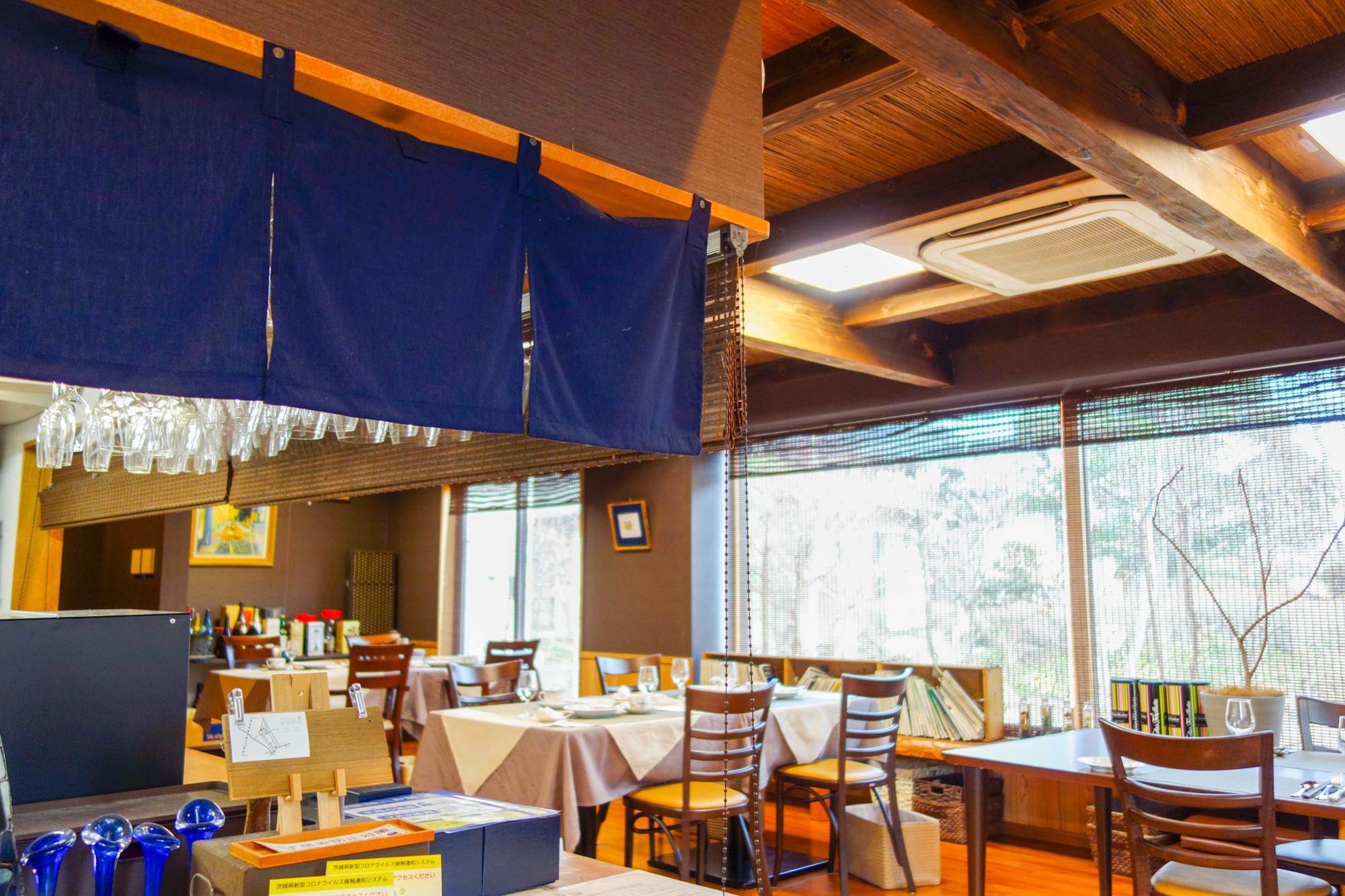 テーブル席が３つ