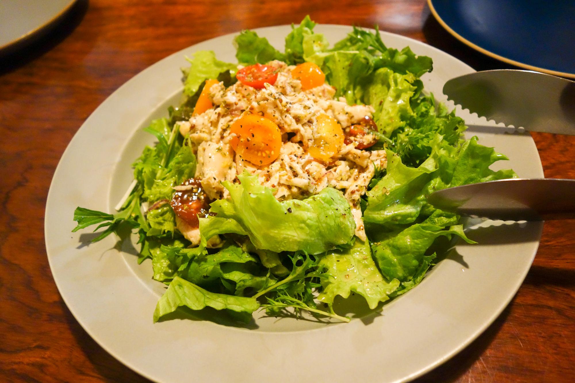 鶏胸肉と赤玉ねぎのサラダ マスタード和え（900円税別）