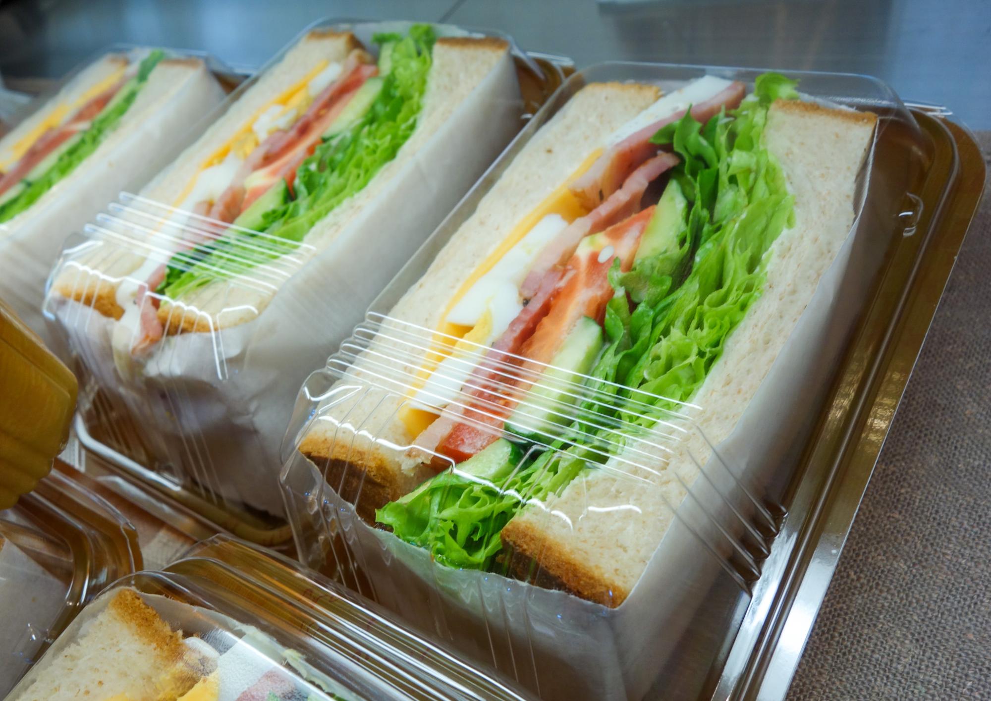 厚切りベーコンと野菜のサンド（350円）