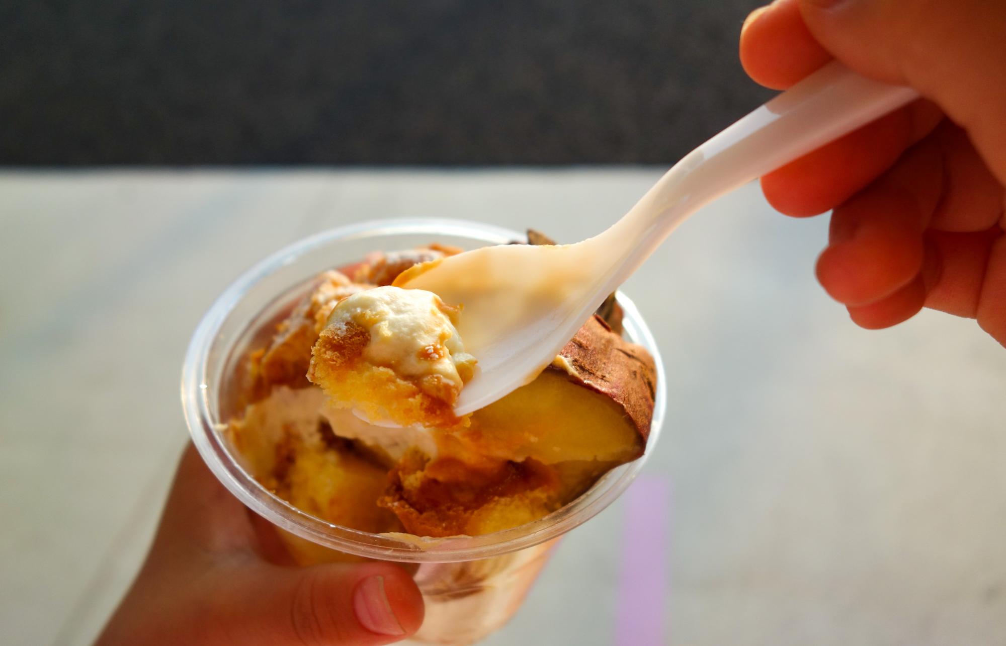 おいしさに手が止まらない娘