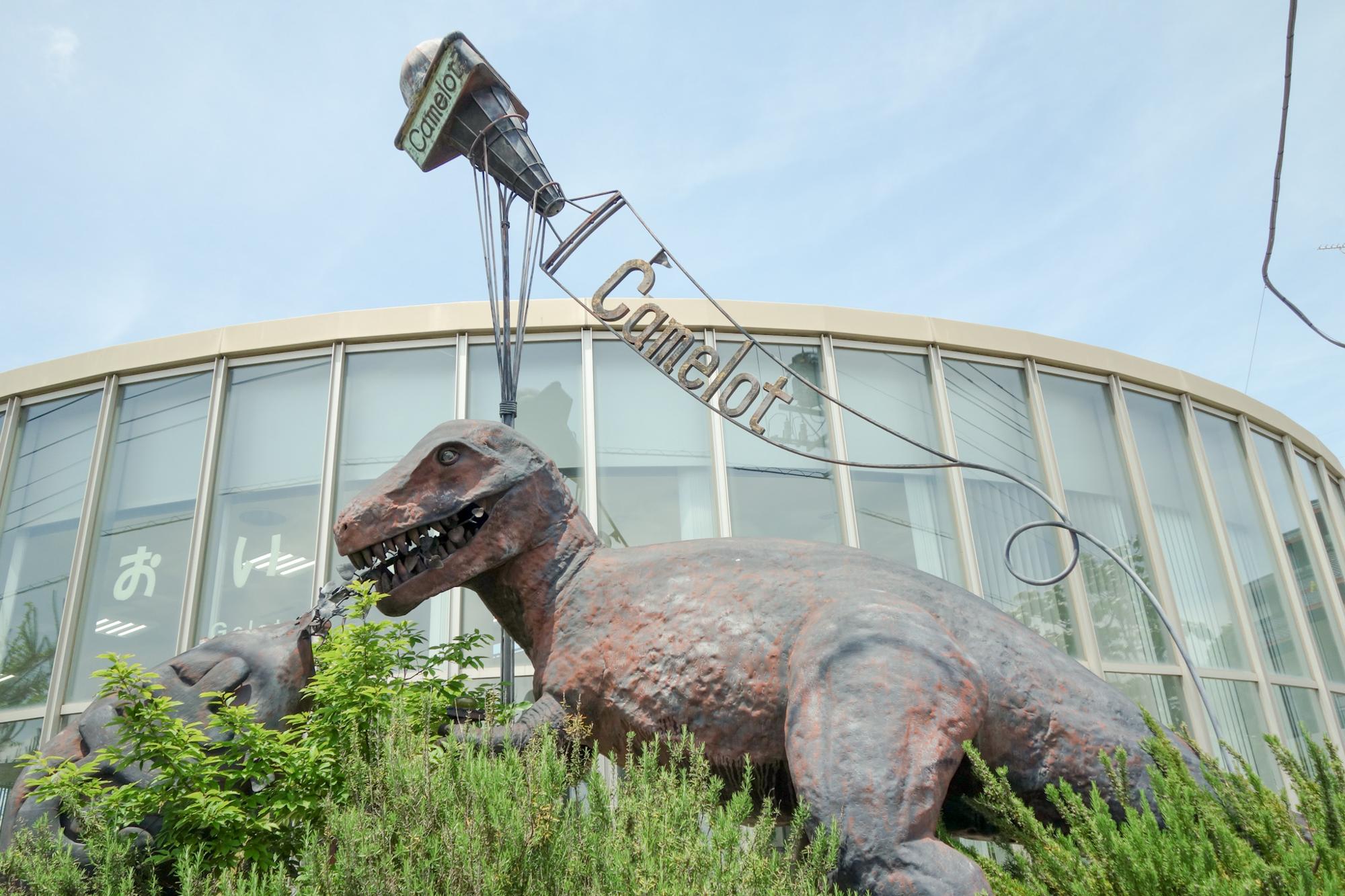 大丸屋のマスコット恐竜「 キャメロット君」が異彩を放つ