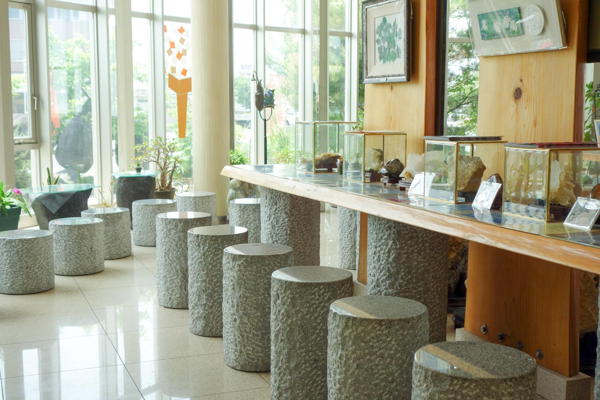 博物館のような趣のある店内。天然石のいすで贅沢な休憩タイム