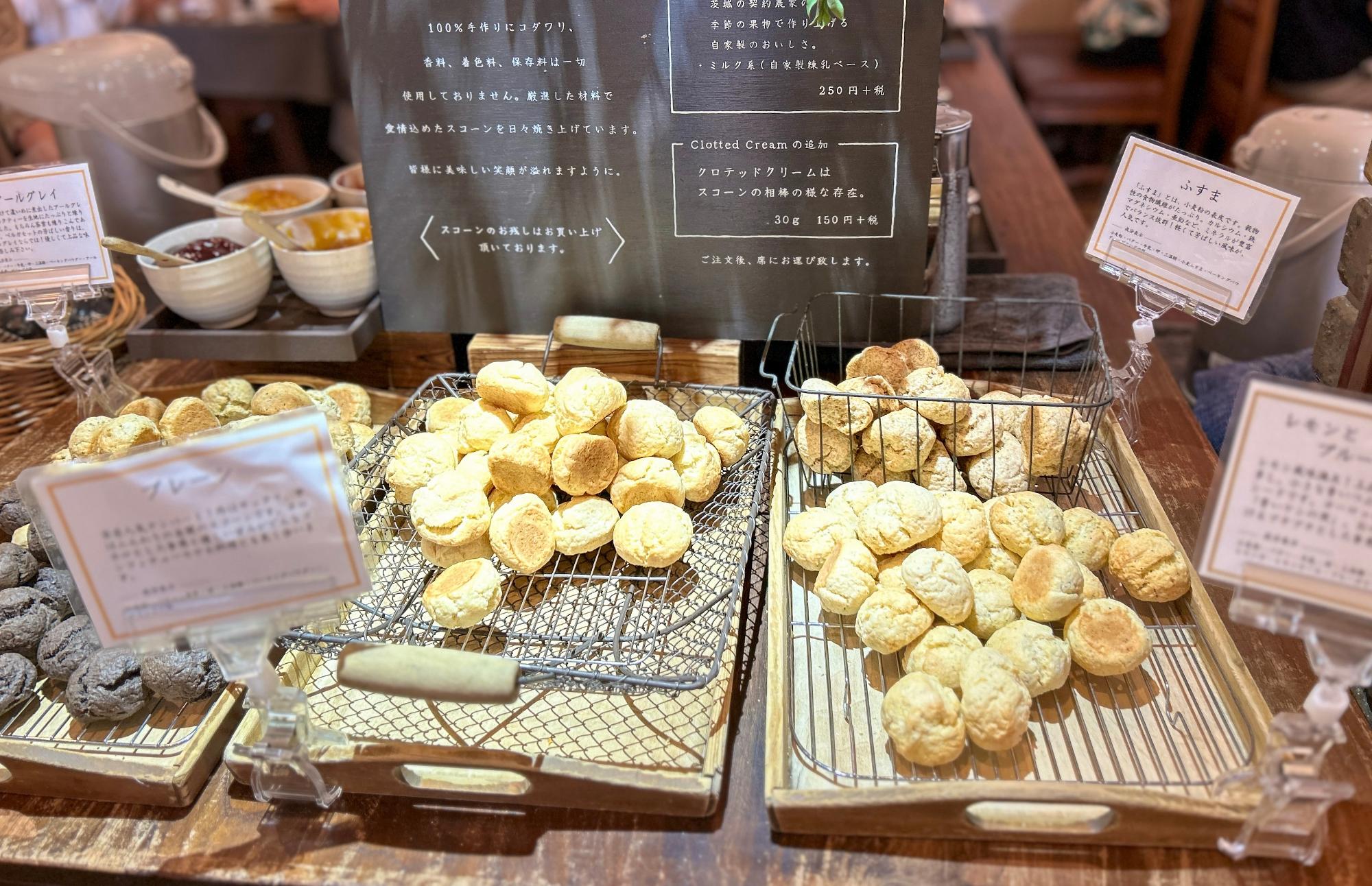 約40種類あるうちの5種類を日替わりで楽しめる。この日は左からアールグレイ、ブラックココア、プレーン、ふすま、レモンとブルーポピーシード。