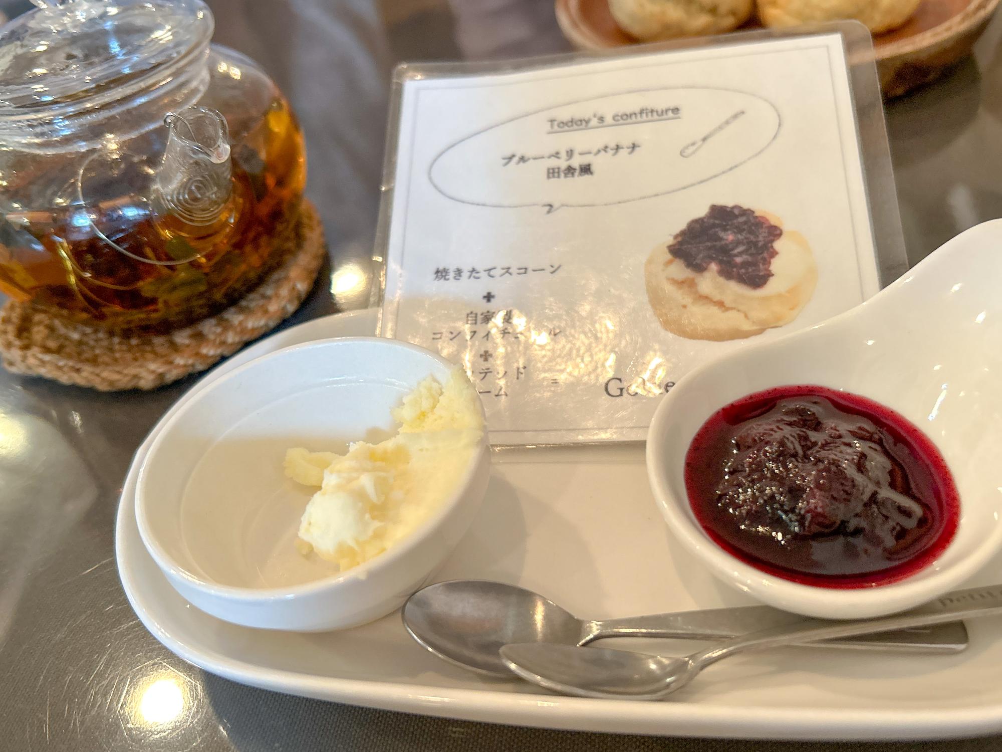 クロテッドクリームと「ブルーベリーバナナ田舎風」（写真は3人分）