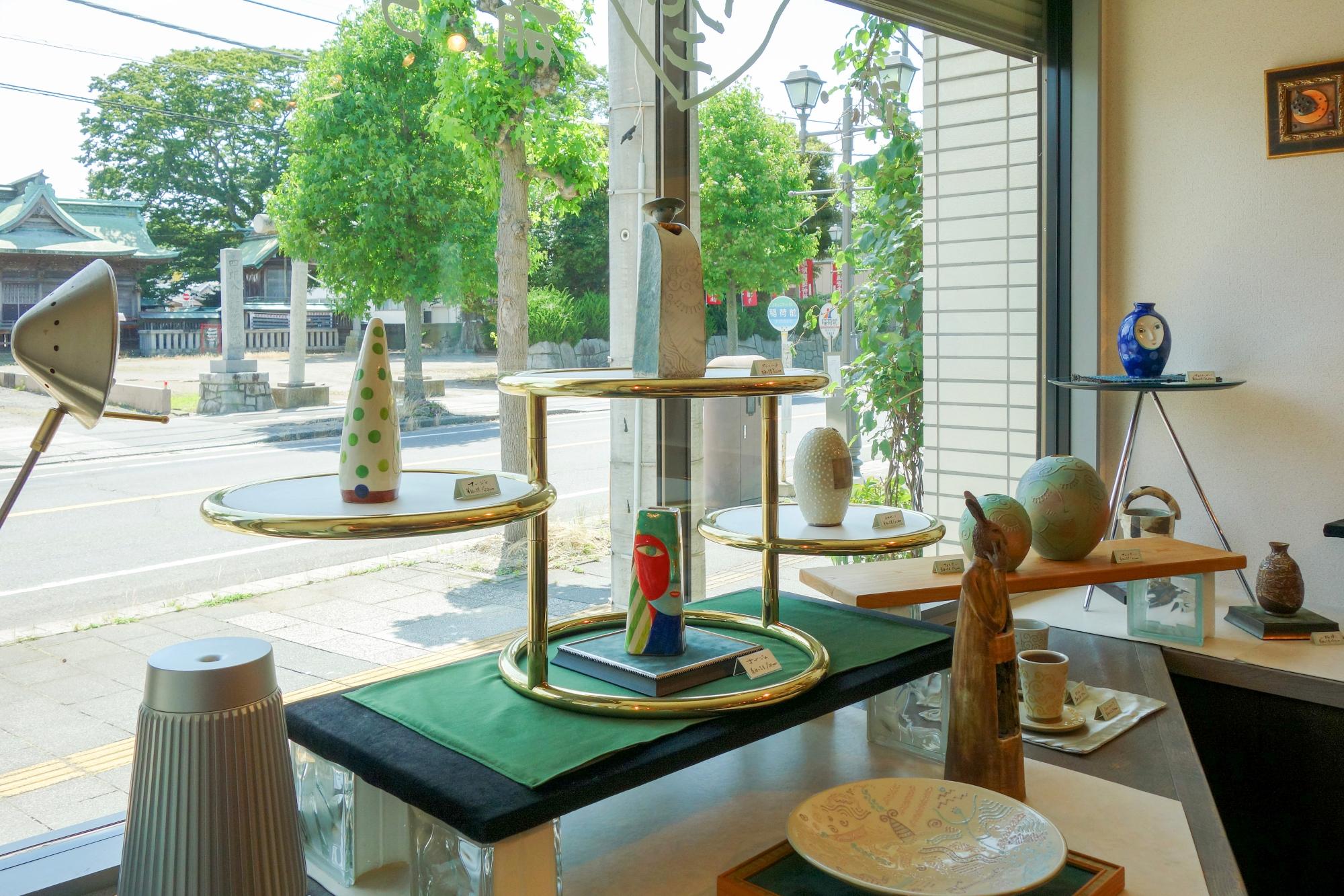 左手奥に見えるのが四郎介稲荷神社