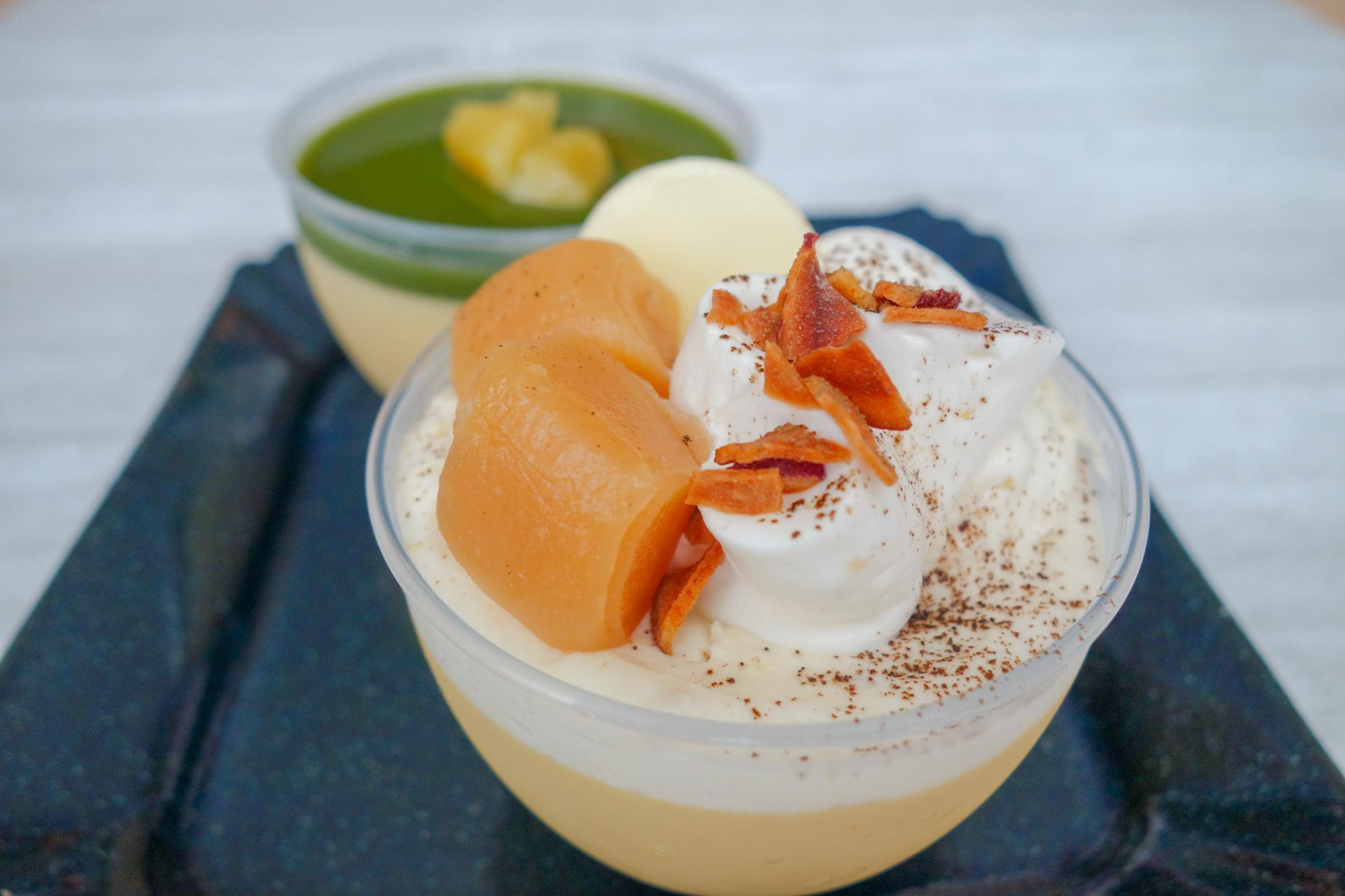 写真手前（税込385円）