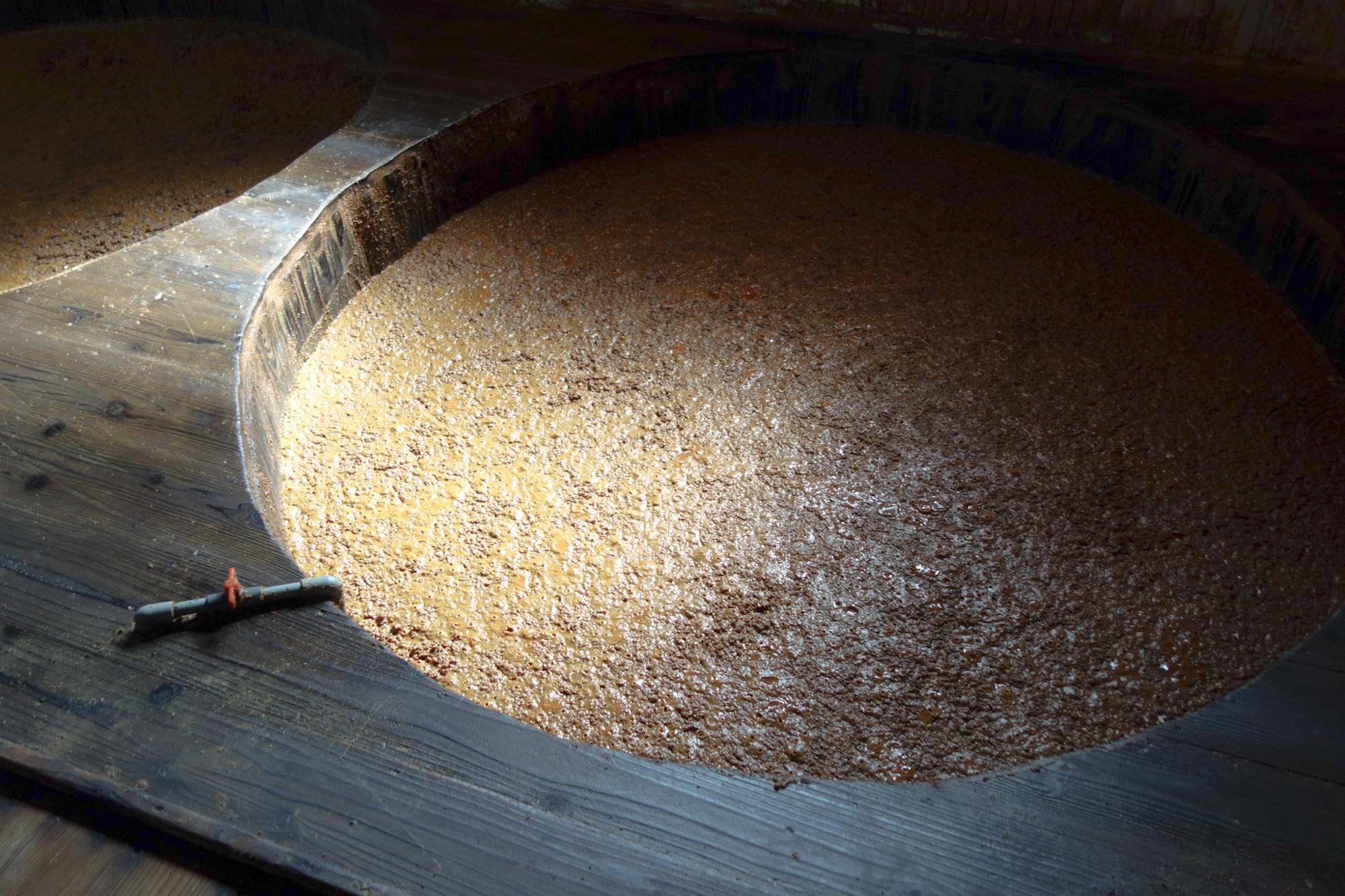 麹に塩水を加えた諸味が、ブクブクと発酵している音が聞こえます。諸味の滋味溢れる香りがあたり一面に立ち込めています。