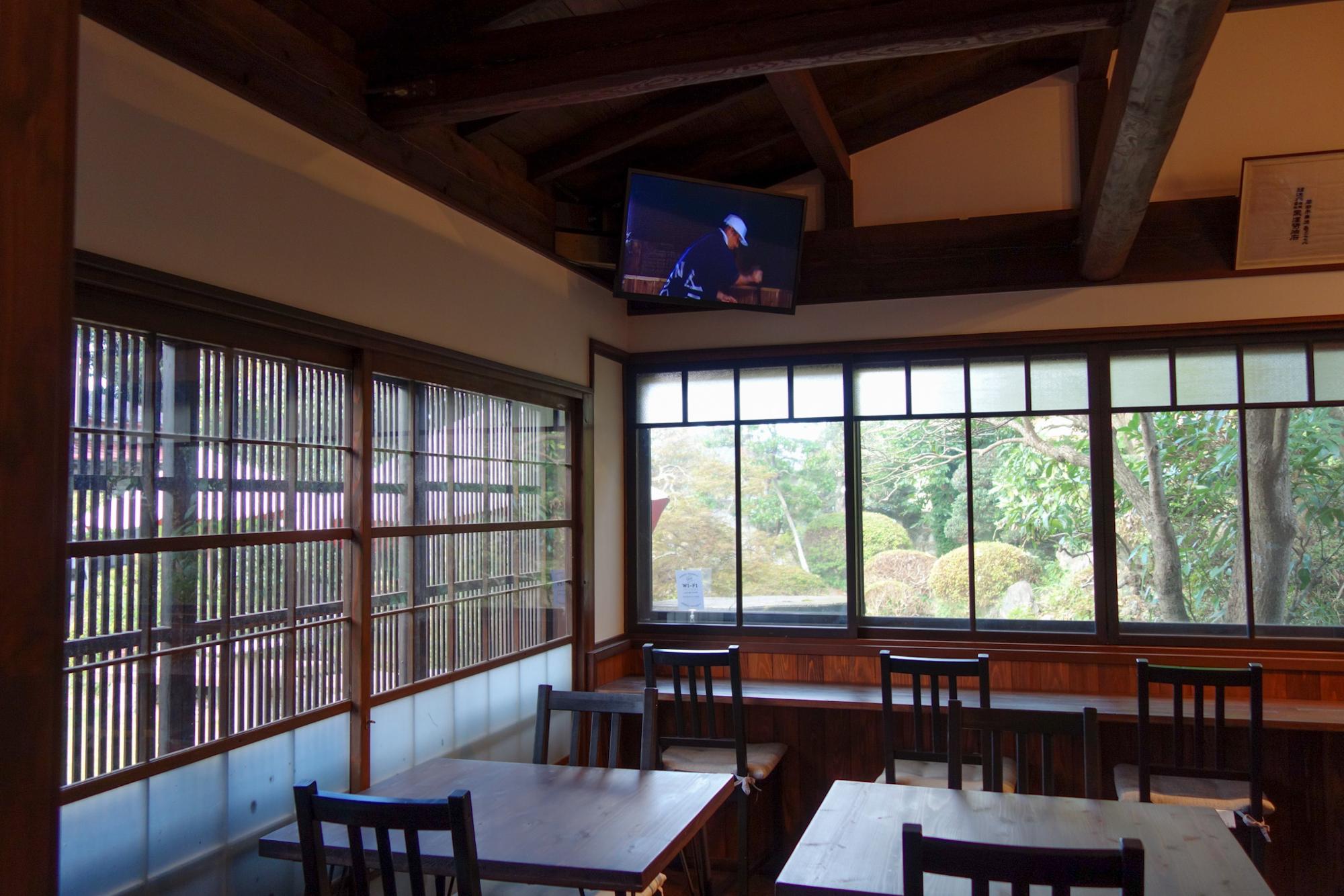 テーブル席×3、カウンター席×5