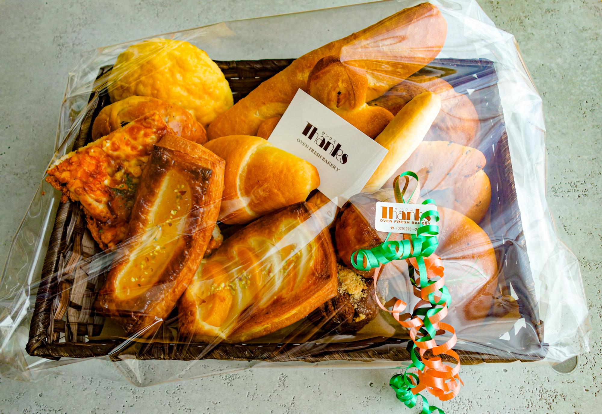 ラッピングされたバスケットの一例：2,920円（カゴ代220円込み）
