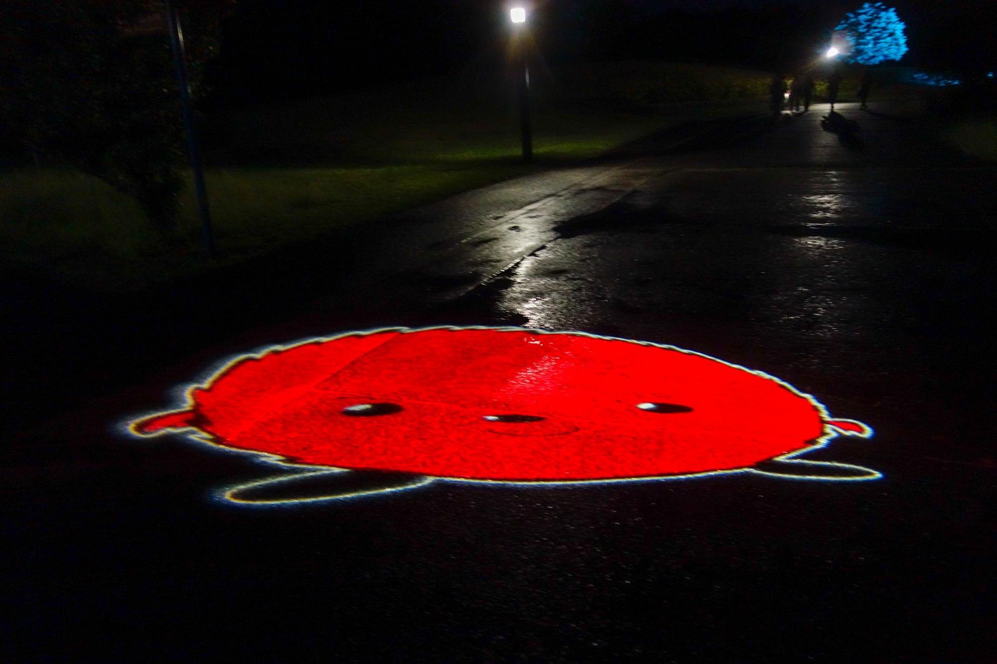 足元にマスコットキャラクターの“もこ太”のライトアップ