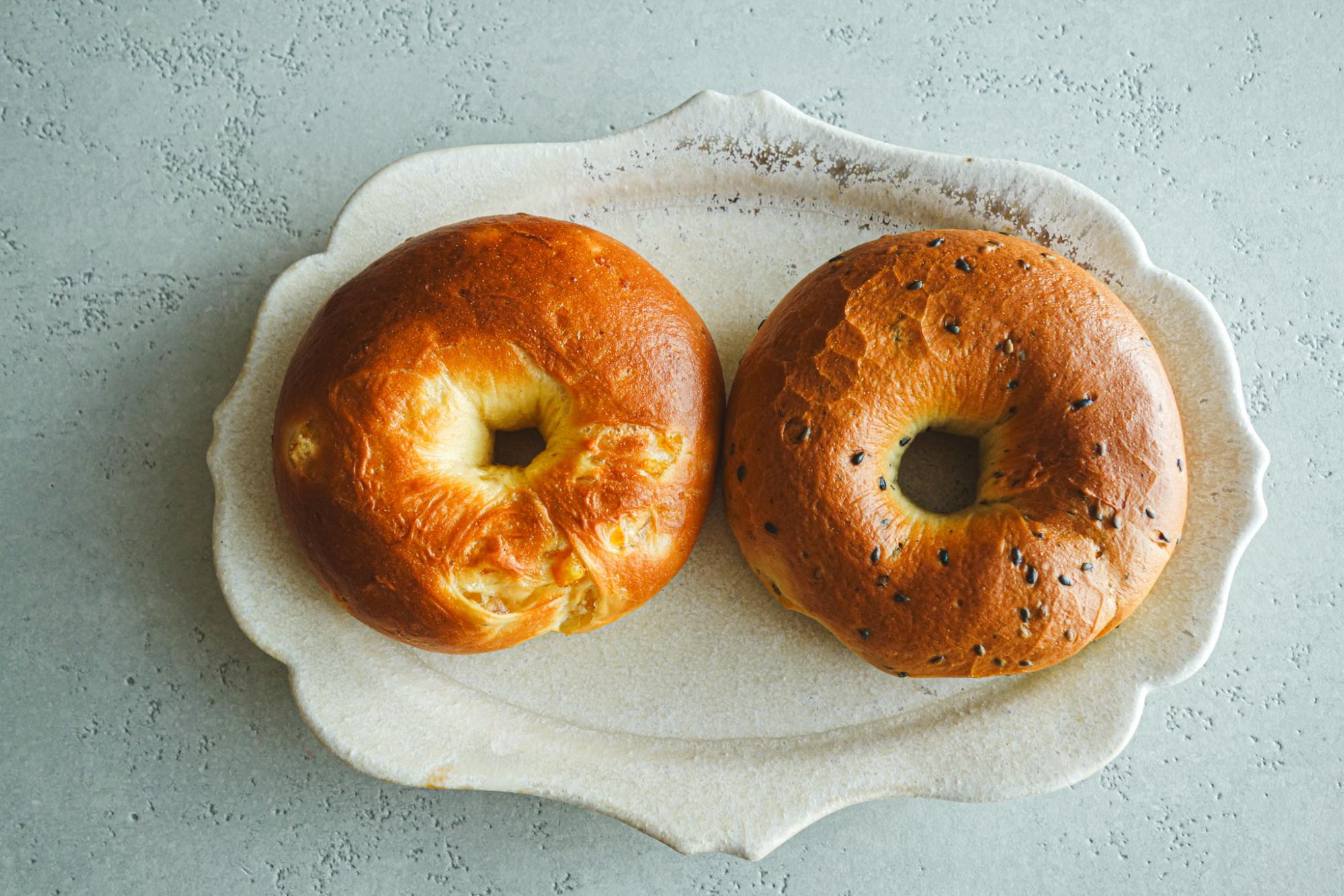 右：ごまベーグル（160円）