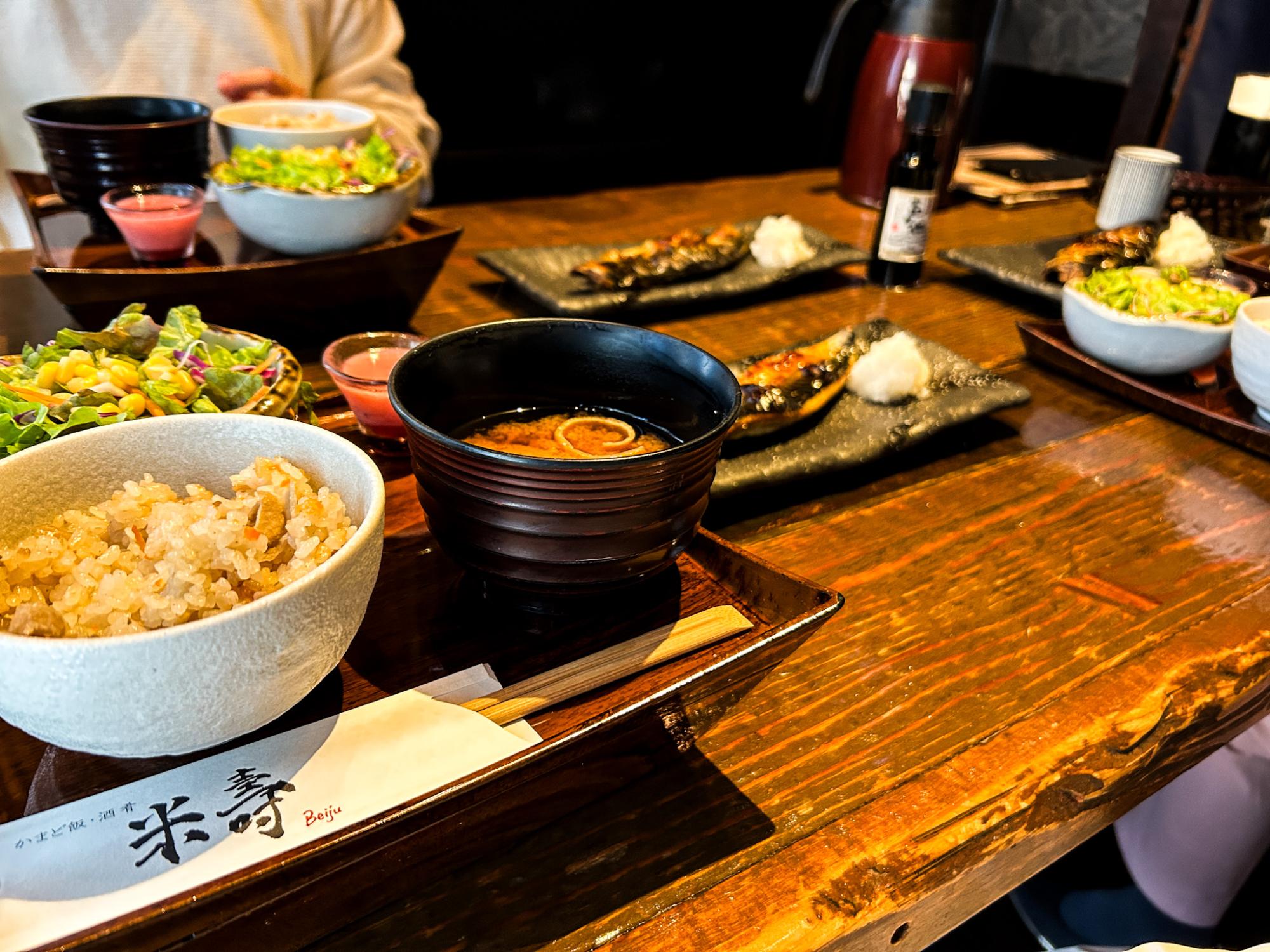 地元「黒澤醤油」の醤油を使用。随所に地元素材へのこだわりが感じられます