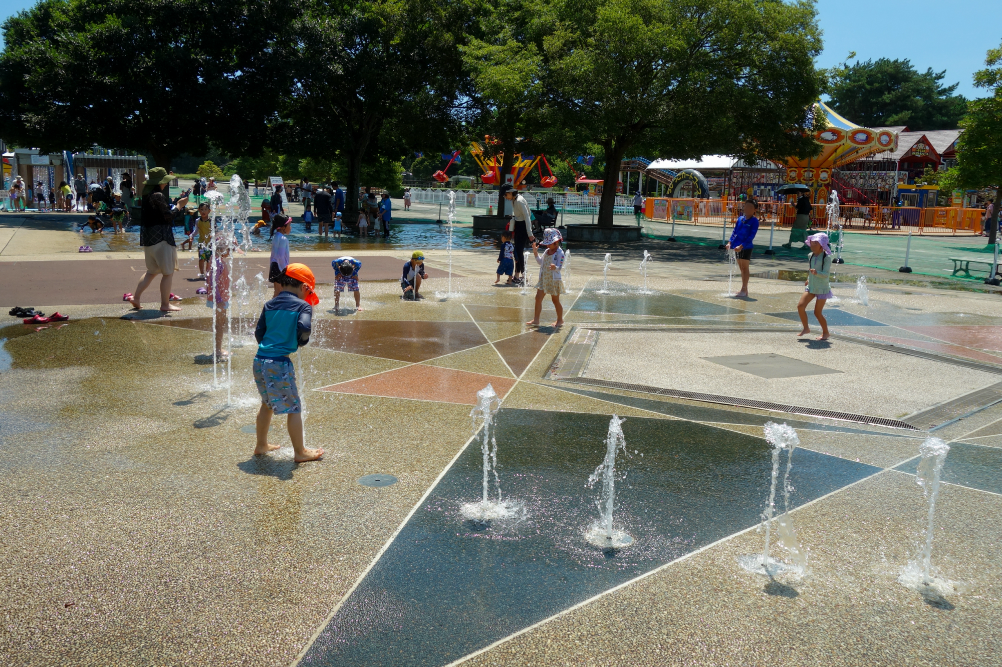 水柱と戯れる子どもたち