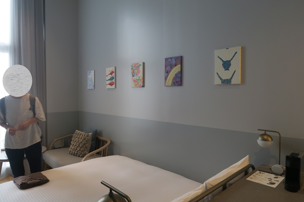 一般社団法人ドアレスアートオキナワに所属するアーティストの絵画のある部屋