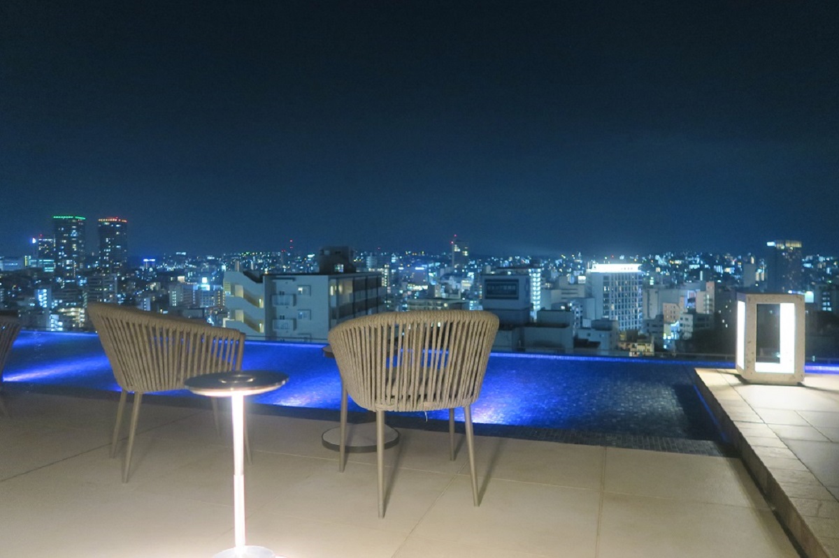 夜の「Sky Salon」のテラス席