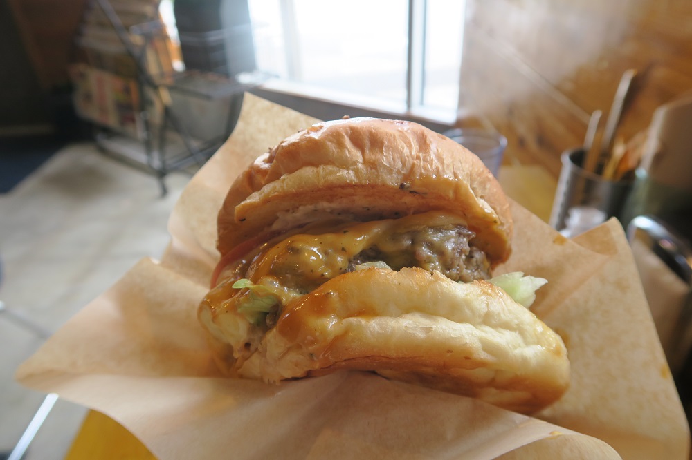 チーズバーガーをバーガーバックに入れて食べましょう