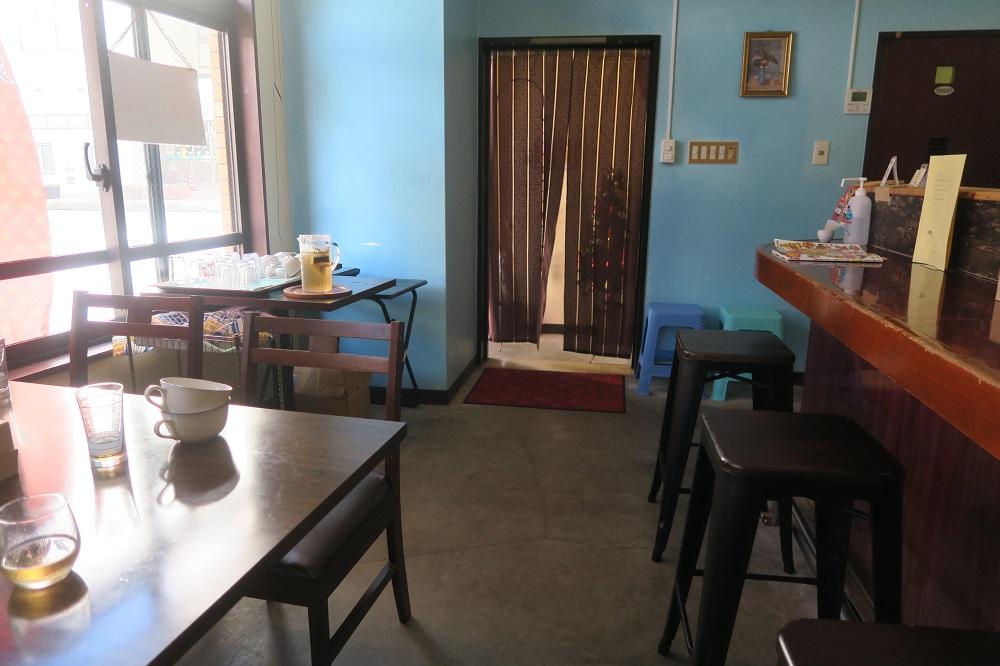 「タマニカレー」の店内。お店の奥から撮影しました