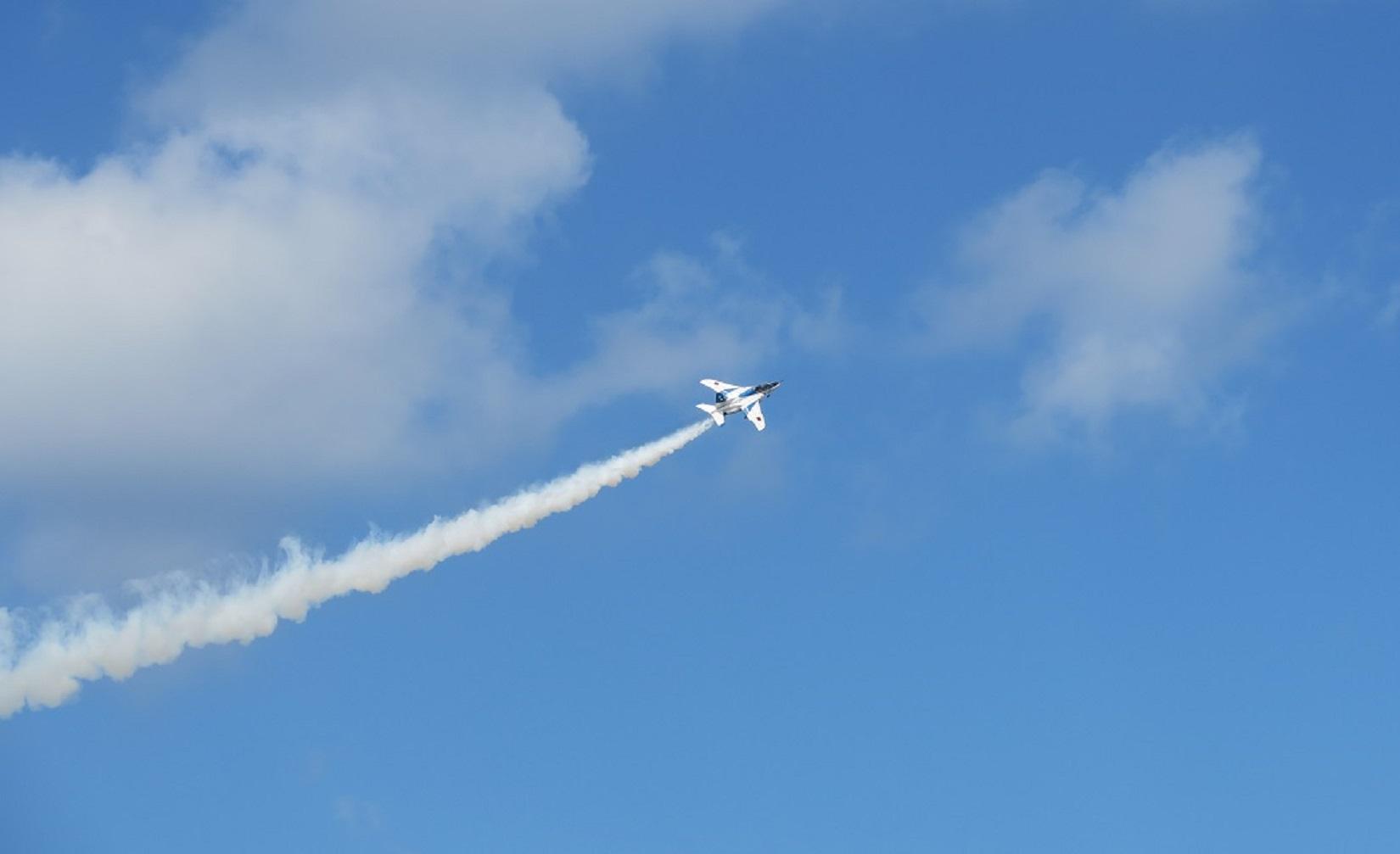 「美ら島エアーフェスタ2023」で曲技飛行するブルーインパルス