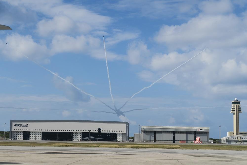 扇形に飛行するブルーインパルス