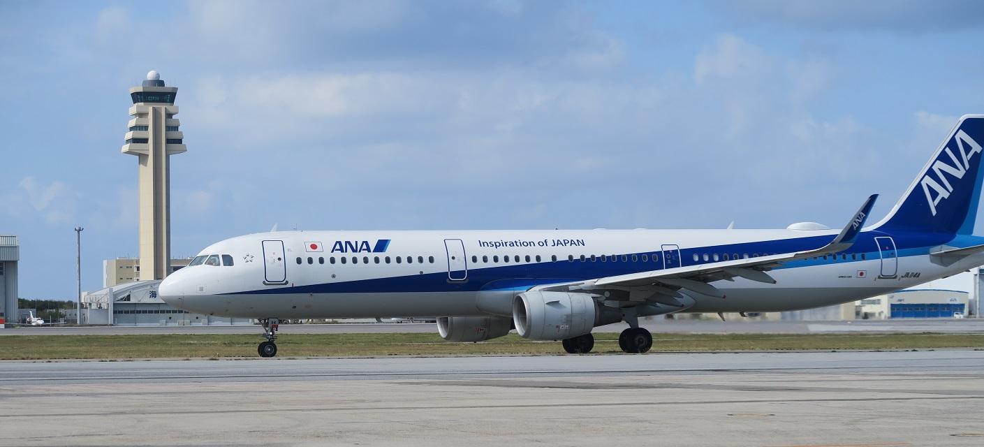 滑走路を進むANA。後ろに見えるのは管制塔。