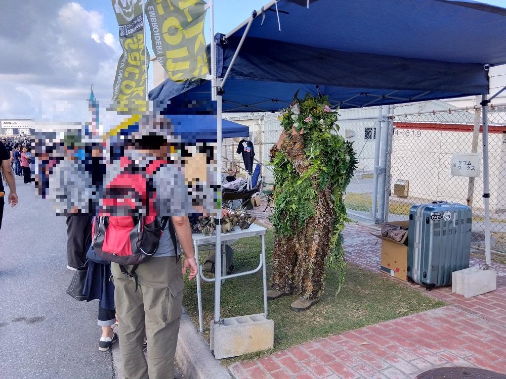 エアーフェスタ名物？葉っぱだらけの人