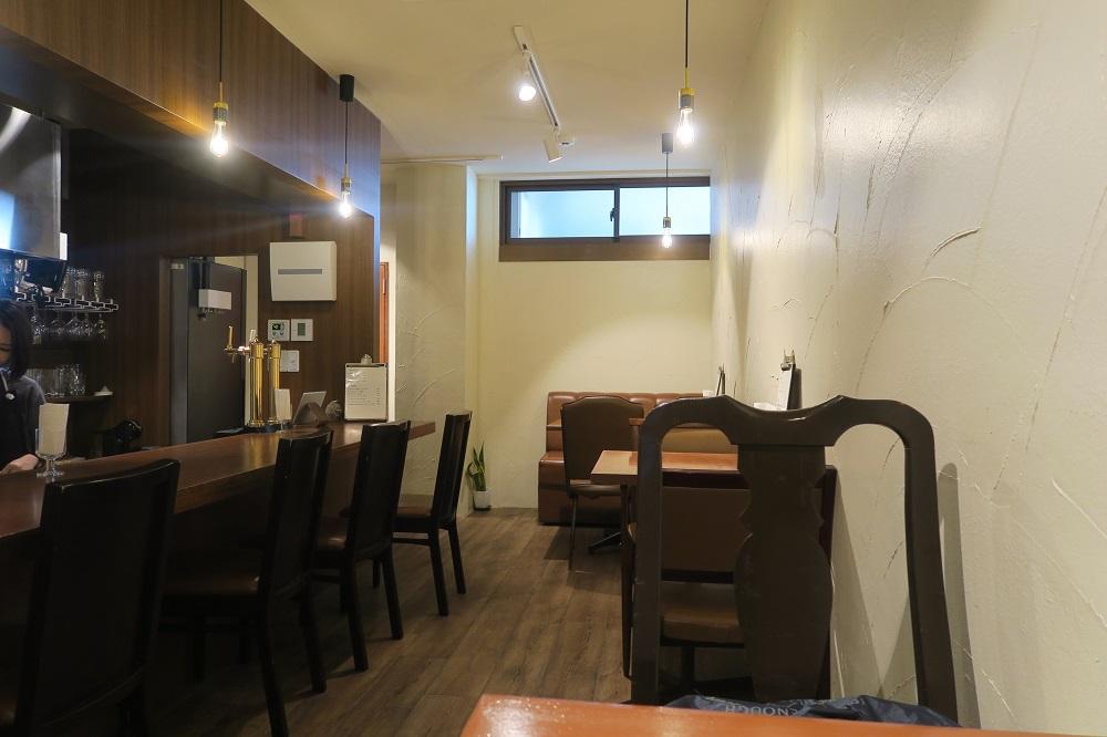 「Dish&Wine CRIB 」の店内。お店の奥から撮影したので左右が逆です。