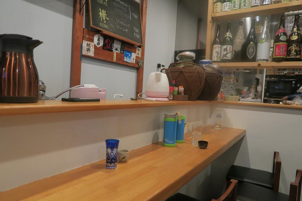 「日本酒Barあうん屋」の店内。お客様の帰られた席だけ撮影しました。