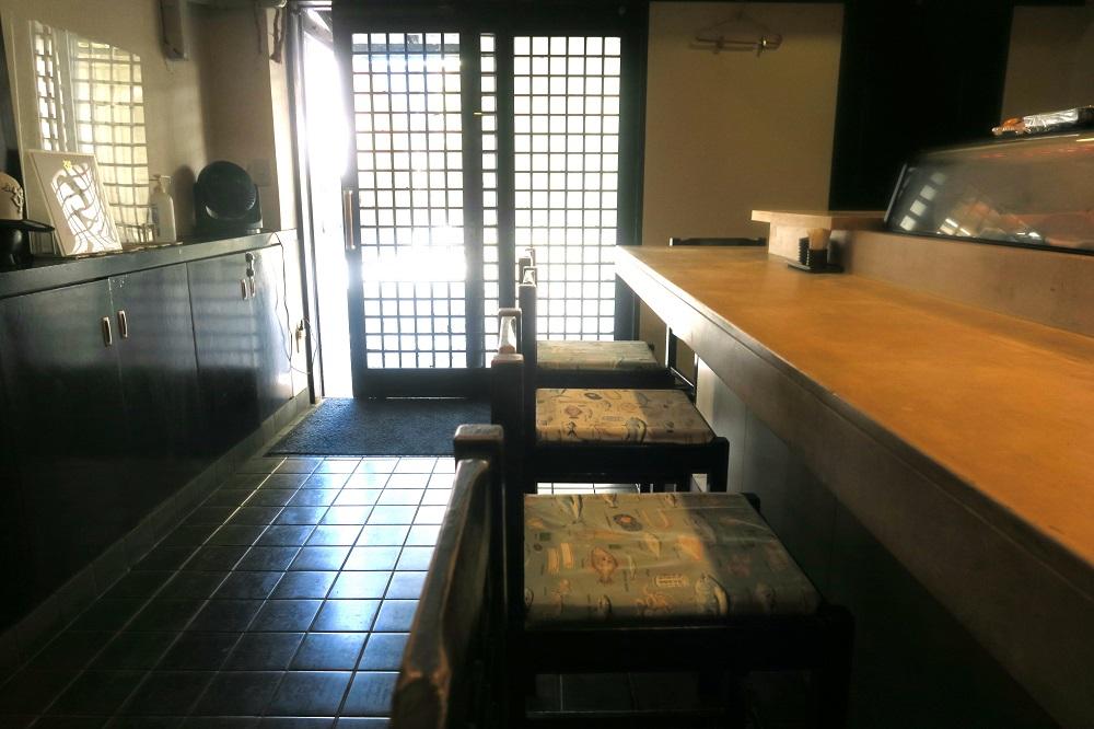 カウンターの奥から撮影したので左右が逆です。イスの座面がかわいい。